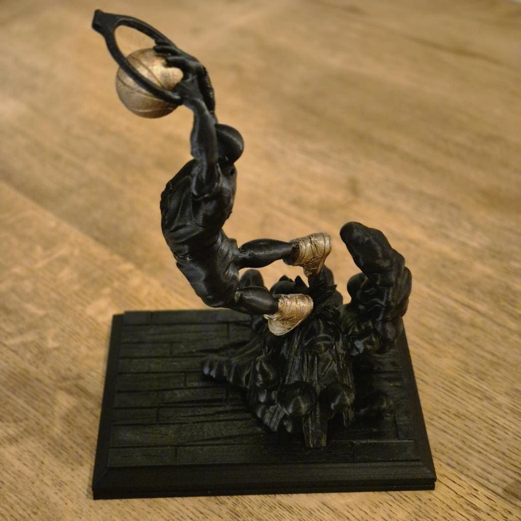 Basketballspieler macht Slam Dunks im Korb – Dynamische Sportstatue