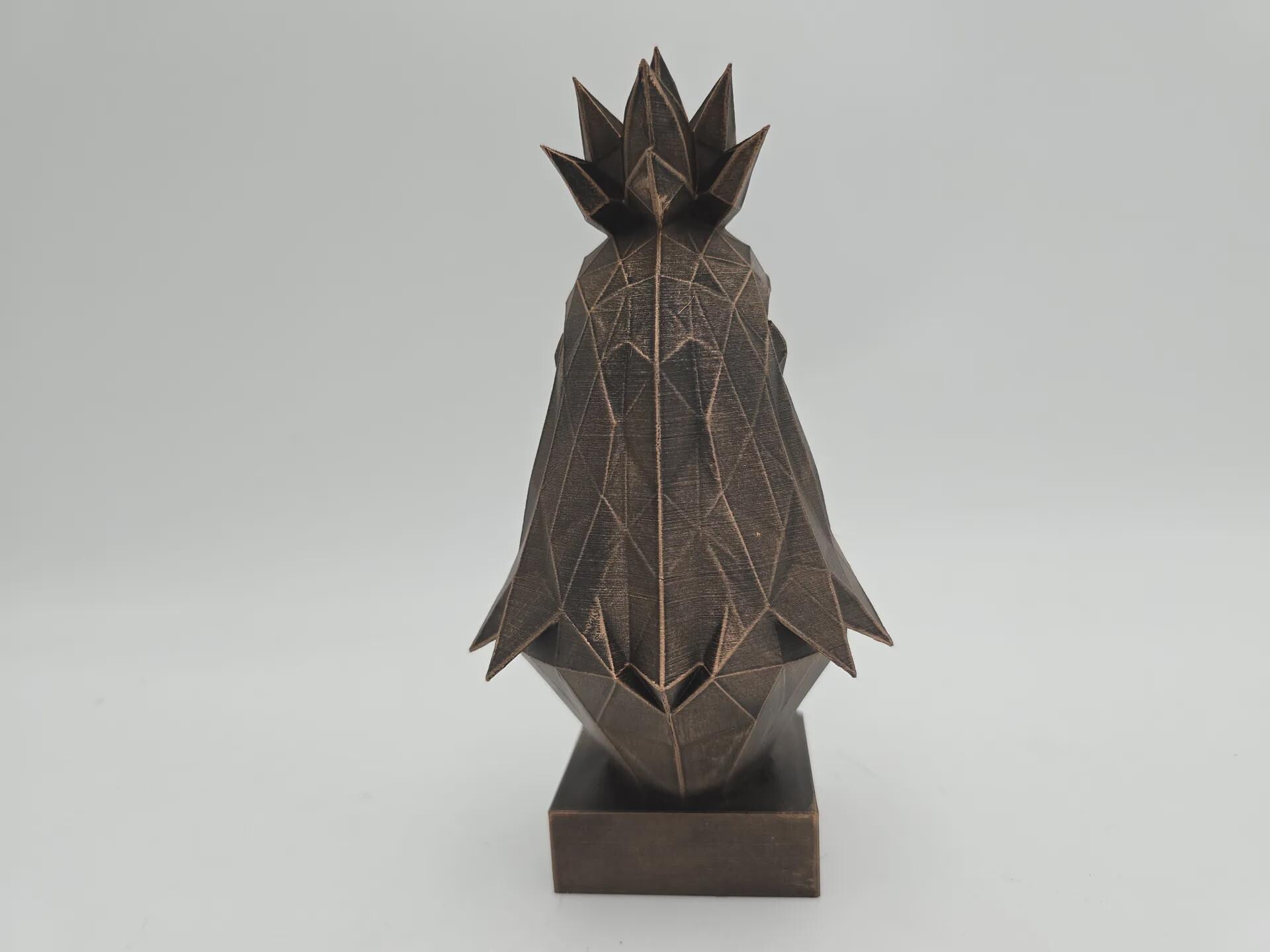 Büste einer Hahnstatue - handbemaltes Ornament für Wohndekorliebhaber