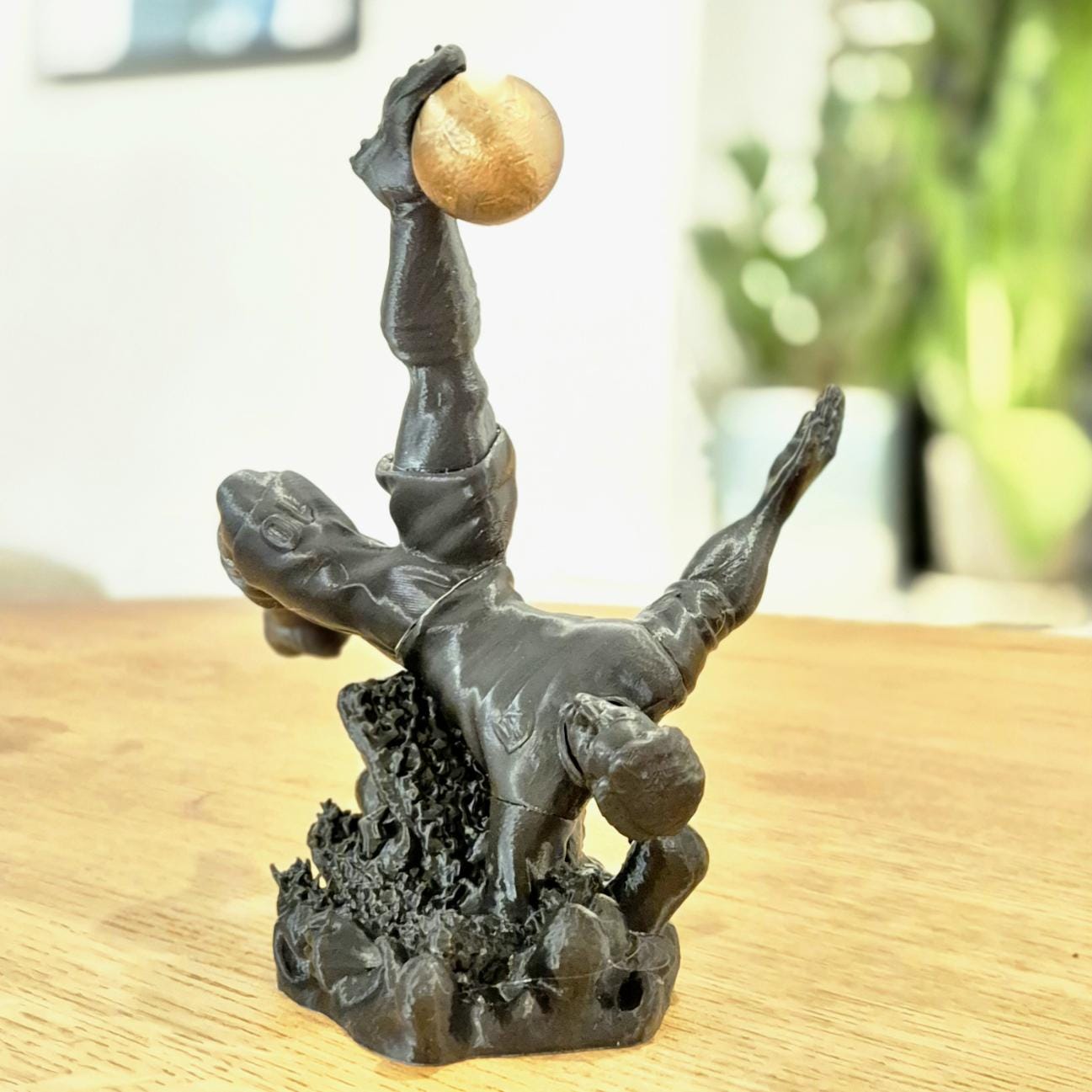 Fußballspieler schießt atemberaubenden Fallrückzieher – Dynamische Sportfigur
