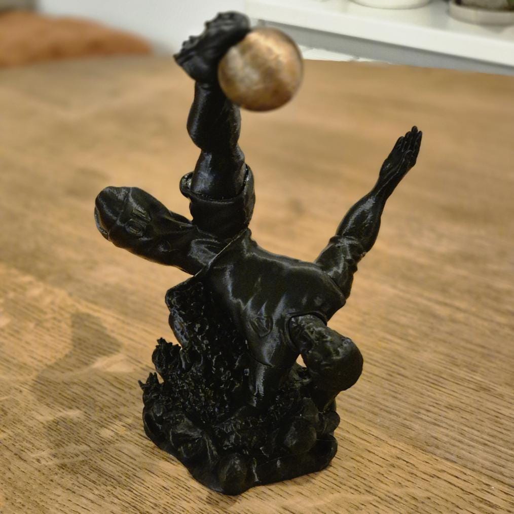 Fußballspieler schießt atemberaubenden Fallrückzieher – Dynamische Sportfigur
