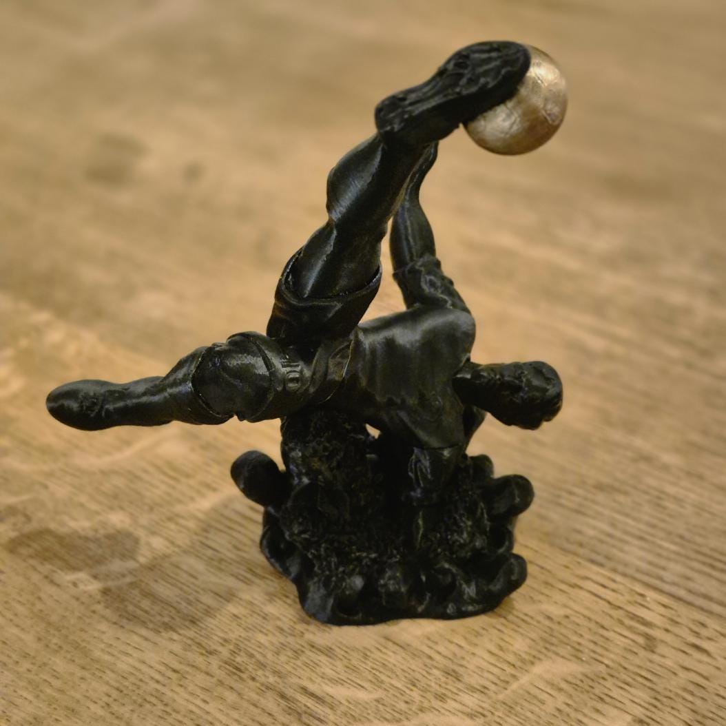 Fußballspieler schießt atemberaubenden Fallrückzieher – Dynamische Sportfigur