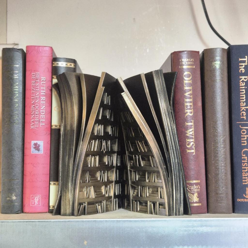 Bücherecke in Buchform: Eine Bibliothek in einem Bücherregal-Dekor