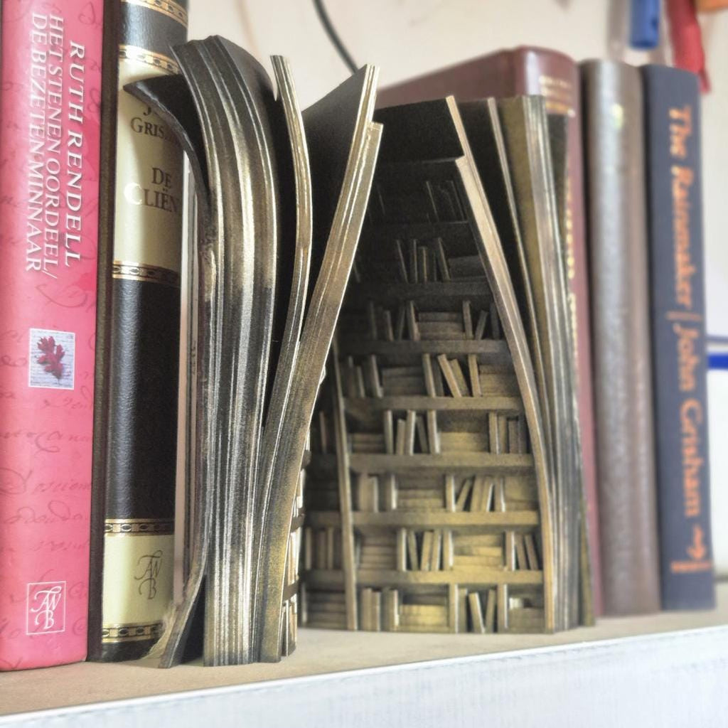 Bücherecke in Buchform: Eine Bibliothek in einem Bücherregal-Dekor