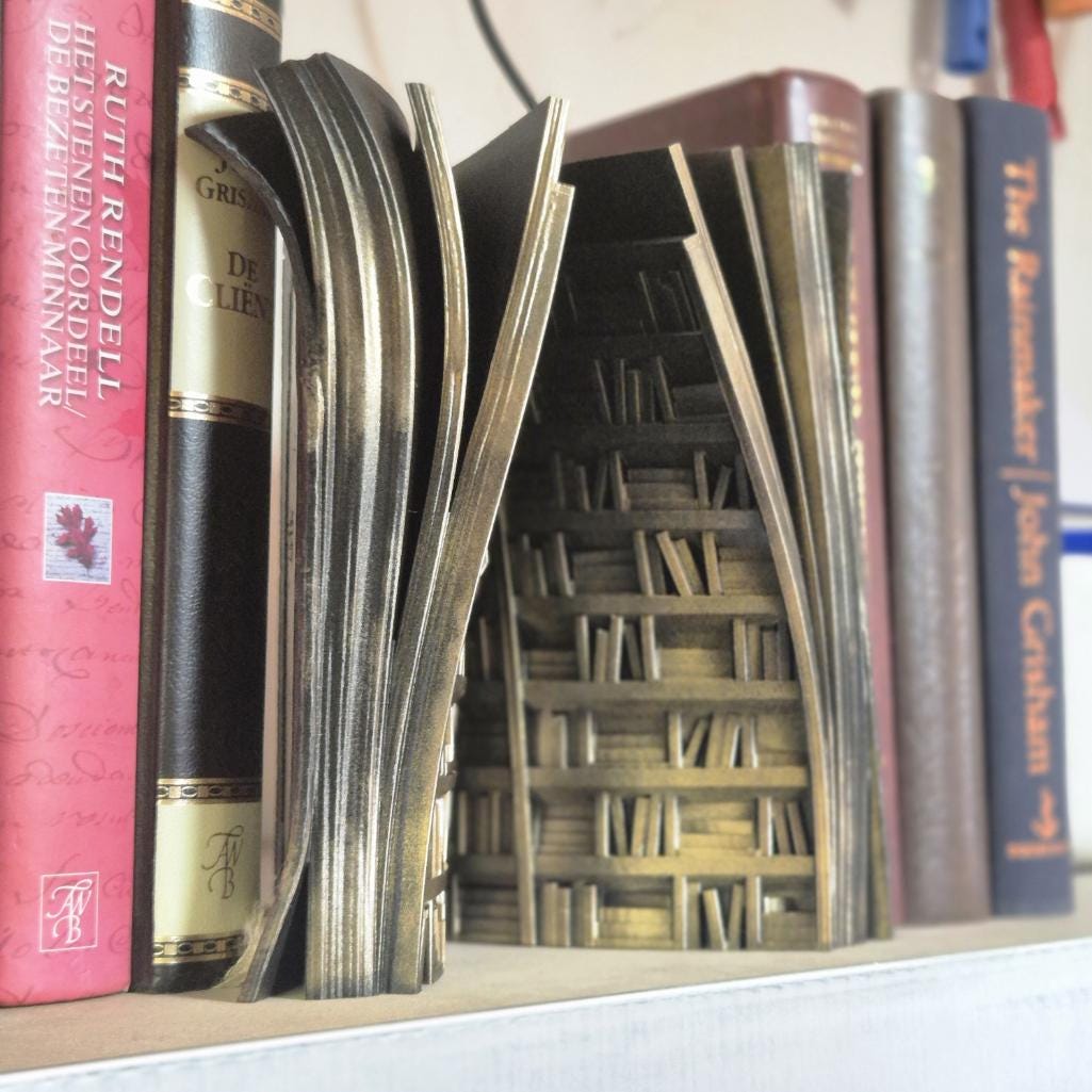 Bücherecke in Buchform: Eine Bibliothek in einem Bücherregal-Dekor