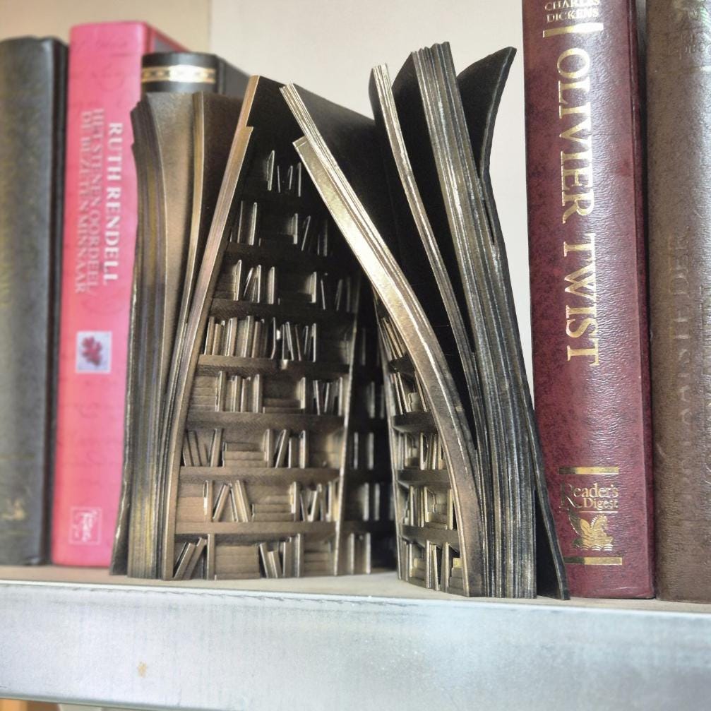 Bücherecke in Buchform: Eine Bibliothek in einem Bücherregal-Dekor