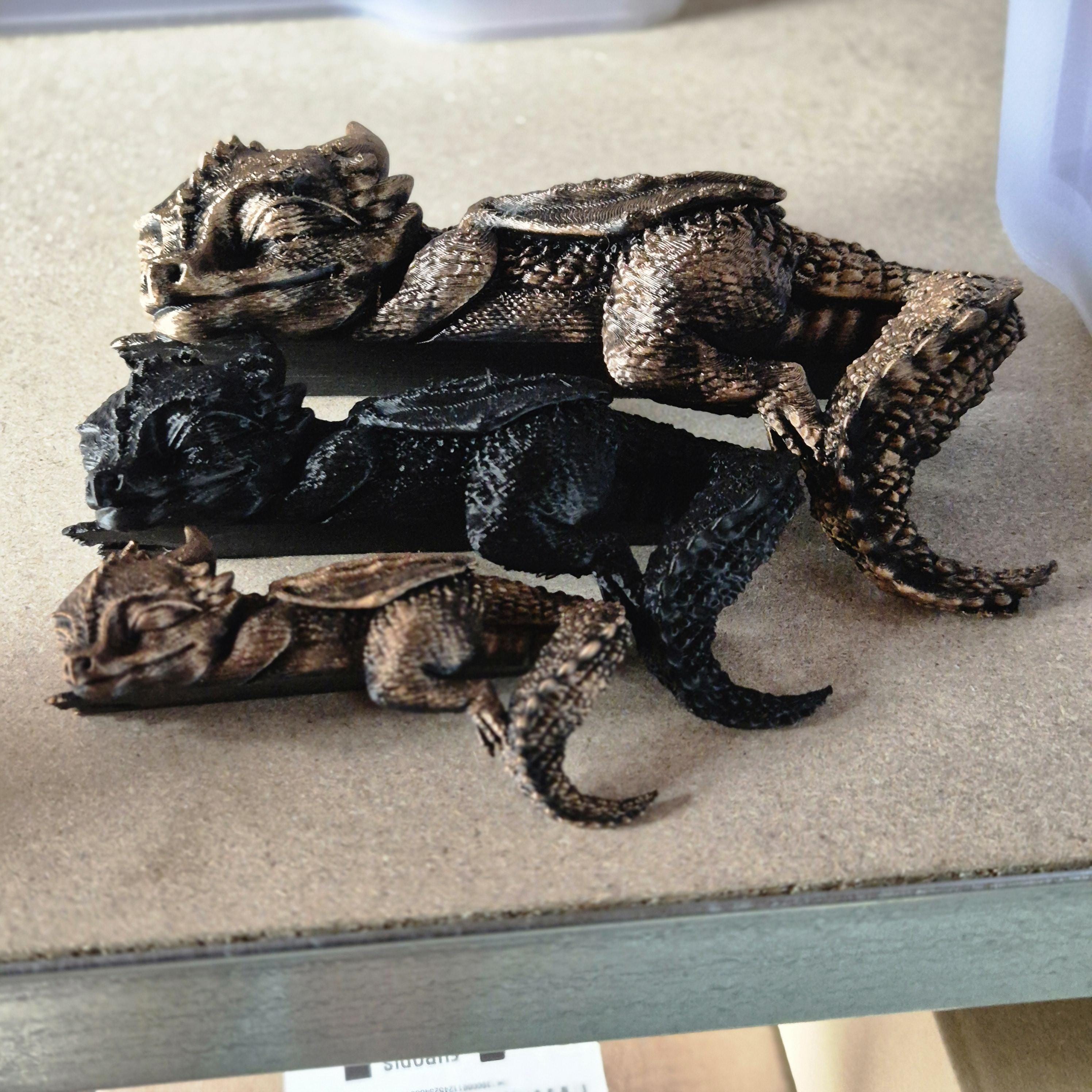 Bücherregal-Dekoration: Schlafende Andarna-Drachenfigur – inspiriert von Onyx Storm (Empyrean-Serie)