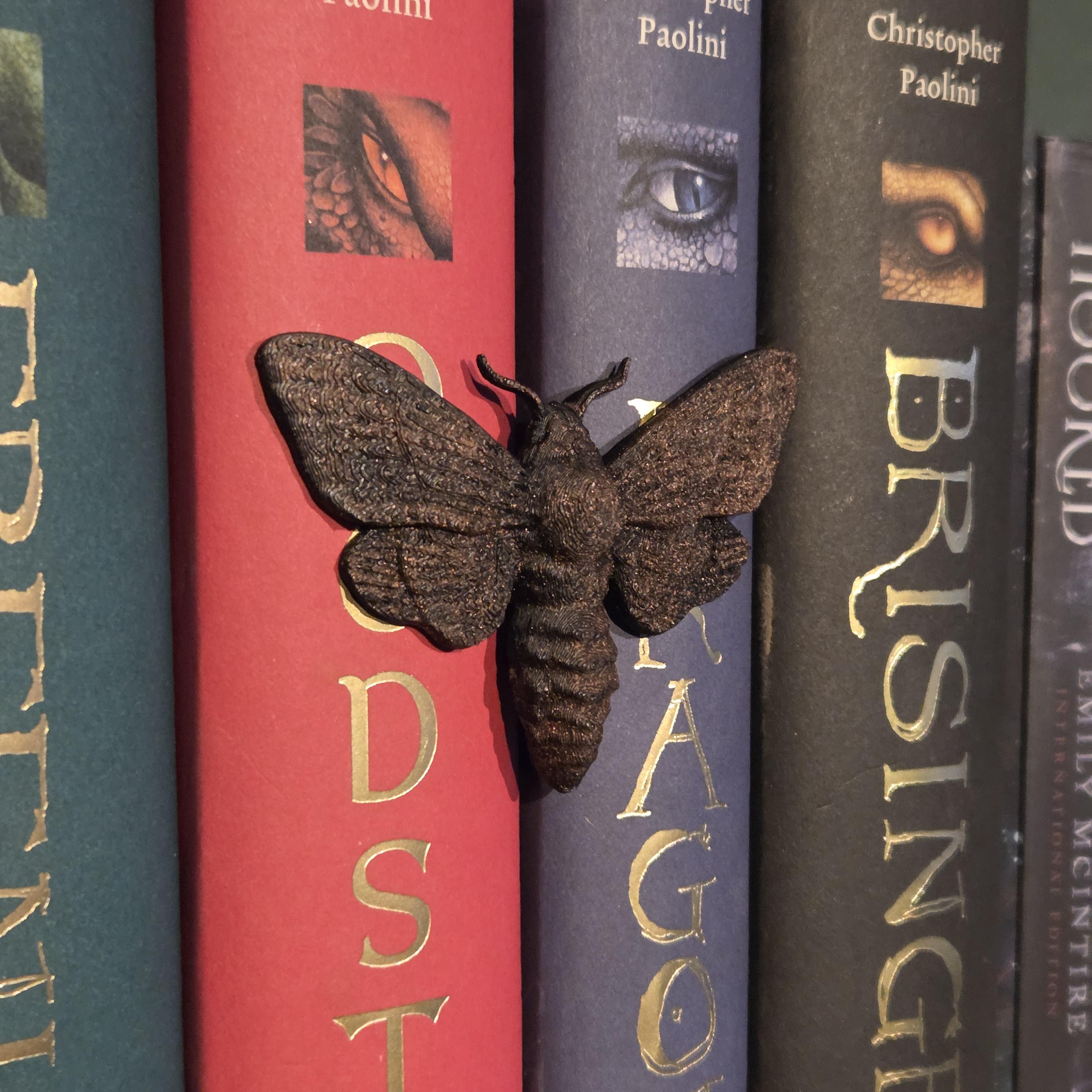 Bronze-Motte Dornenumklammerer – Fantasy-Begleiter, der sich um den Rücken deines Buches wickelt | Fantasy-Bücherregal-Wächter