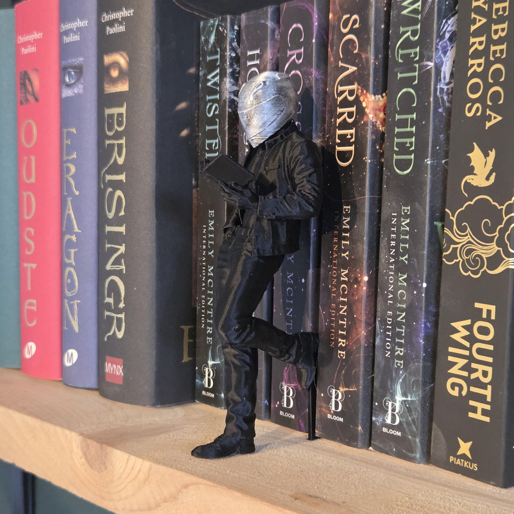 Mysteriöse maskierte Biker-Leserfigur – Dark Fantasy Miniatur – Bücherregal-Dekoration für Buchliebhaber – Gothic Heimdekoration