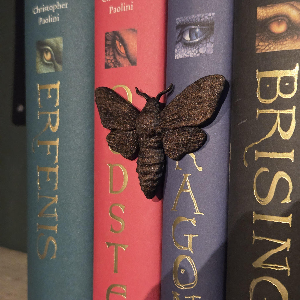 Bronze-Motte Dornenumklammerer – Fantasy-Begleiter, der sich um den Rücken deines Buches wickelt | Fantasy-Bücherregal-Wächter