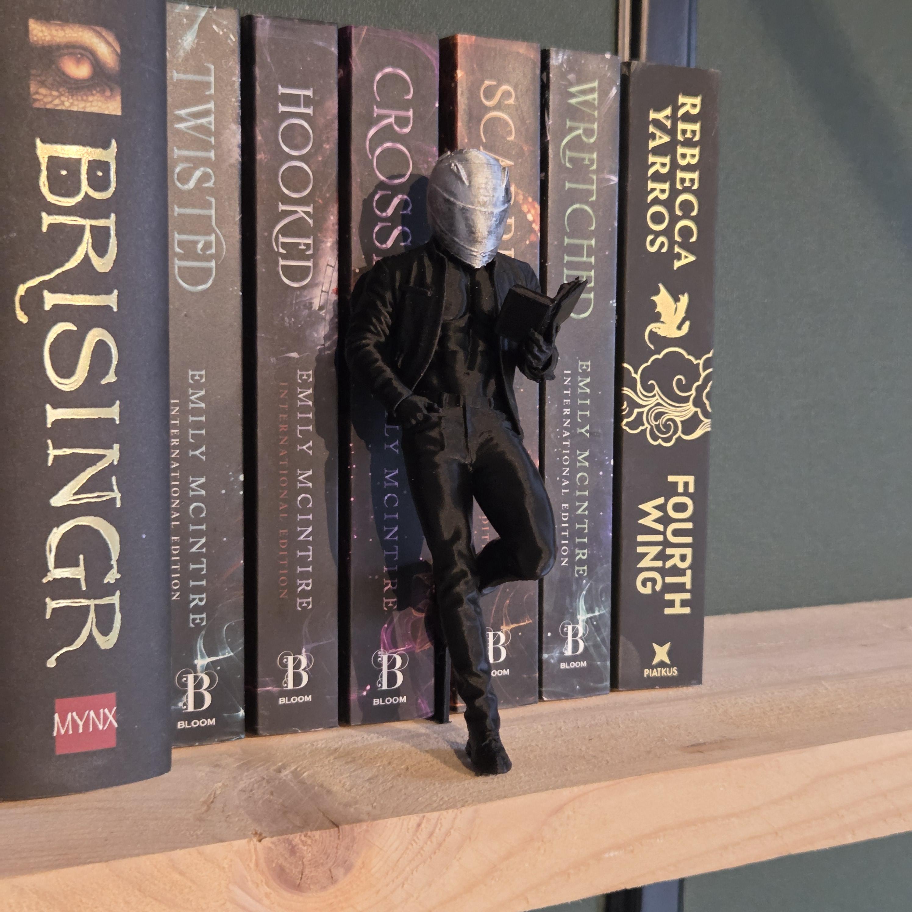 Mysteriöse maskierte Biker-Leserfigur – Dark Fantasy Miniatur – Bücherregal-Dekoration für Buchliebhaber – Gothic Heimdekoration