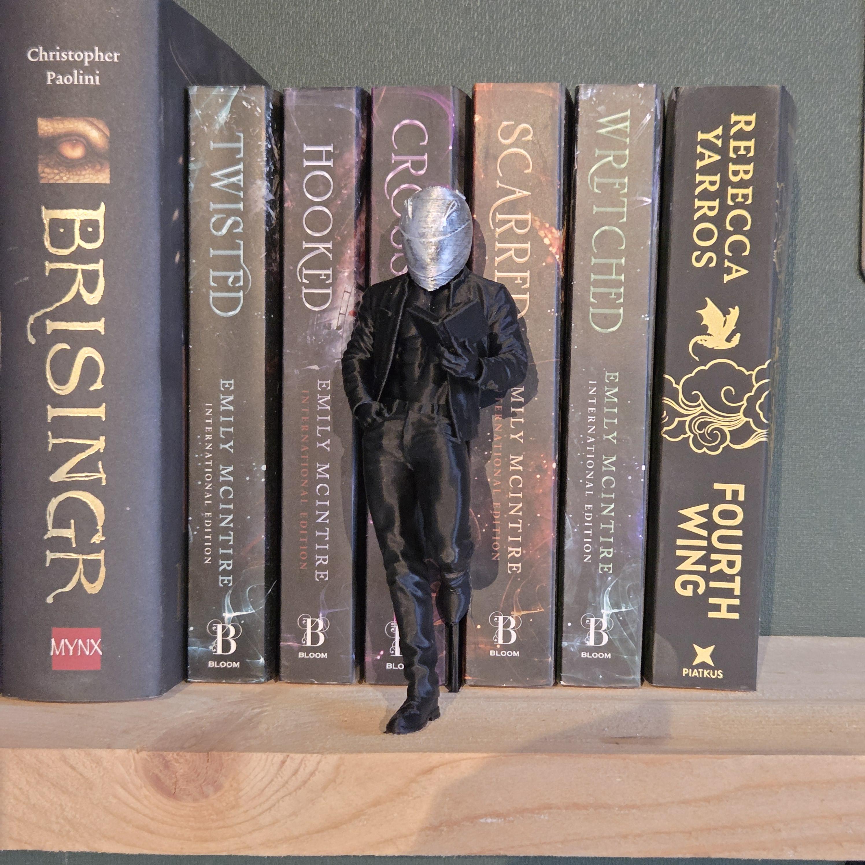 Mysteriöse maskierte Biker-Leserfigur – Dark Fantasy Miniatur – Bücherregal-Dekoration für Buchliebhaber – Gothic Heimdekoration