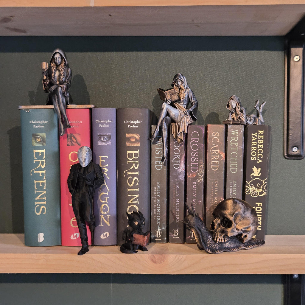 Mysteriöse maskierte Biker-Leserfigur – Dark Fantasy Miniatur – Bücherregal-Dekoration für Buchliebhaber – Gothic Heimdekoration
