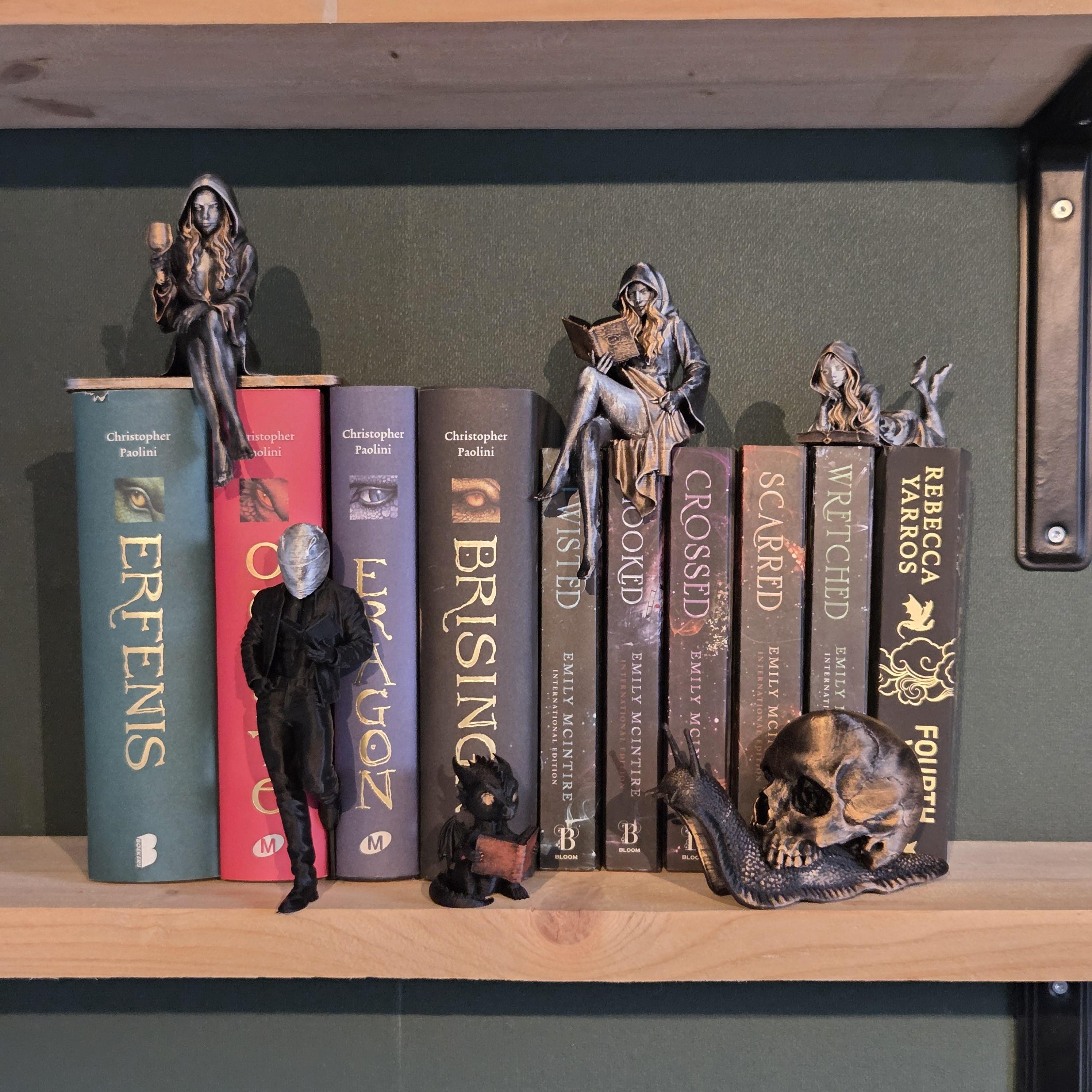 Mysteriöse maskierte Biker-Leserfigur – Dark Fantasy Miniatur – Bücherregal-Dekoration für Buchliebhaber – Gothic Heimdekoration