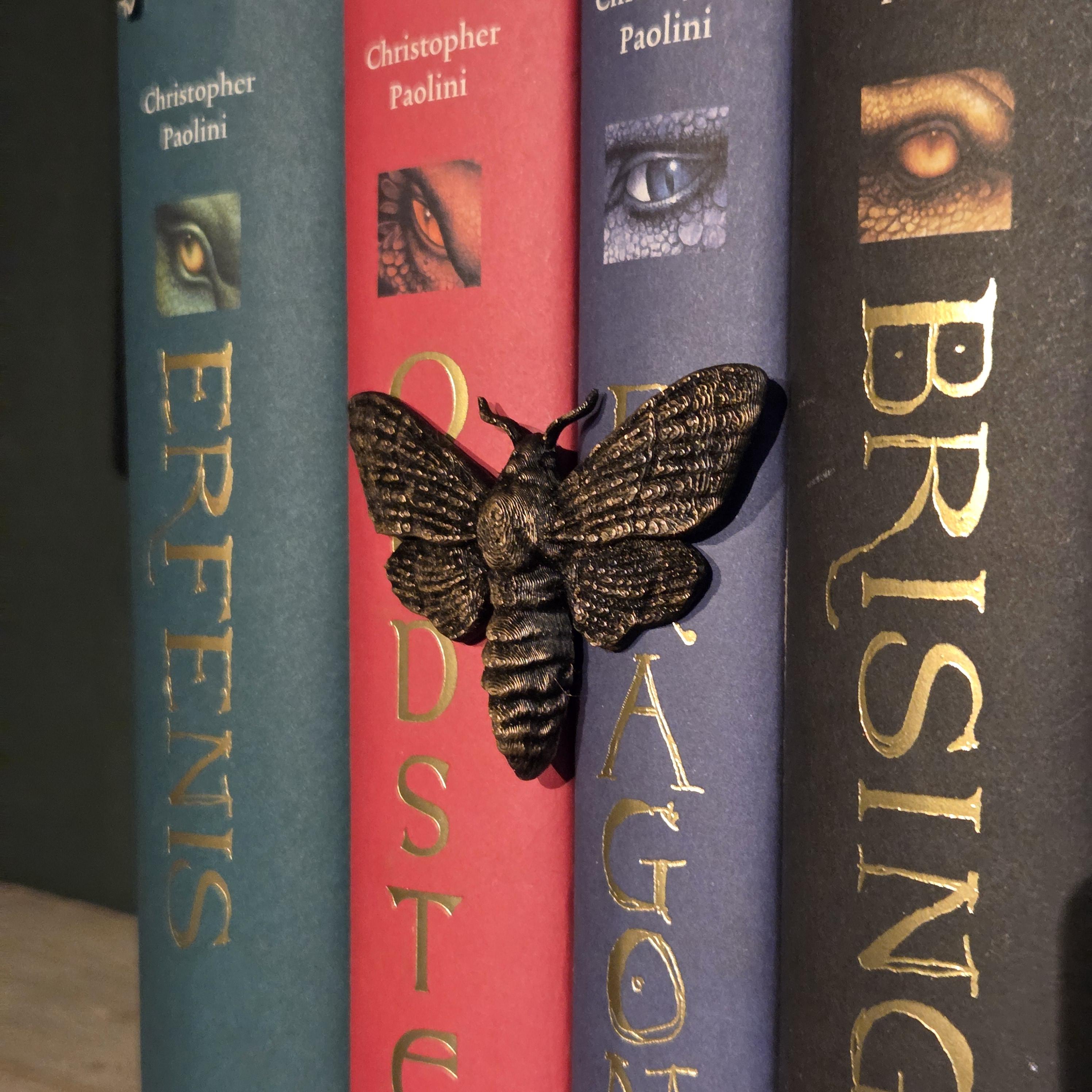 Goldmotten-Rückenumklammerer – Fantasy-Begleiter, der sich um den Buchrücken schmiegt | Fantasy-Bücherregal-Wächter