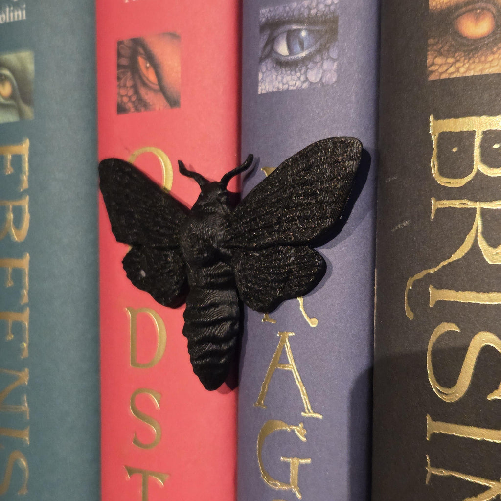 Bronze moth Spinehugger – Fantasy-Gefährte, der sich um den Buchrücken schmiegt | Fantasy-Bücherregalwächter