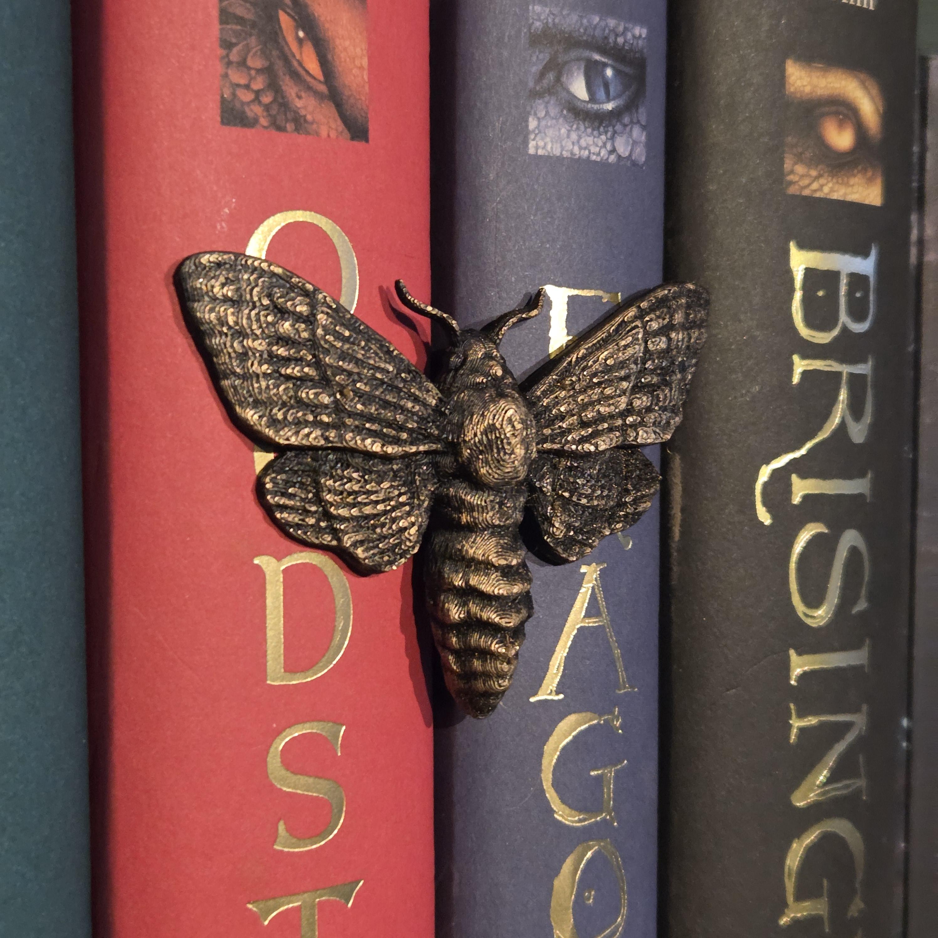 Bronze moth Spinehugger – Fantasy-Gefährte, der sich um den Buchrücken schmiegt | Fantasy-Bücherregalwächter