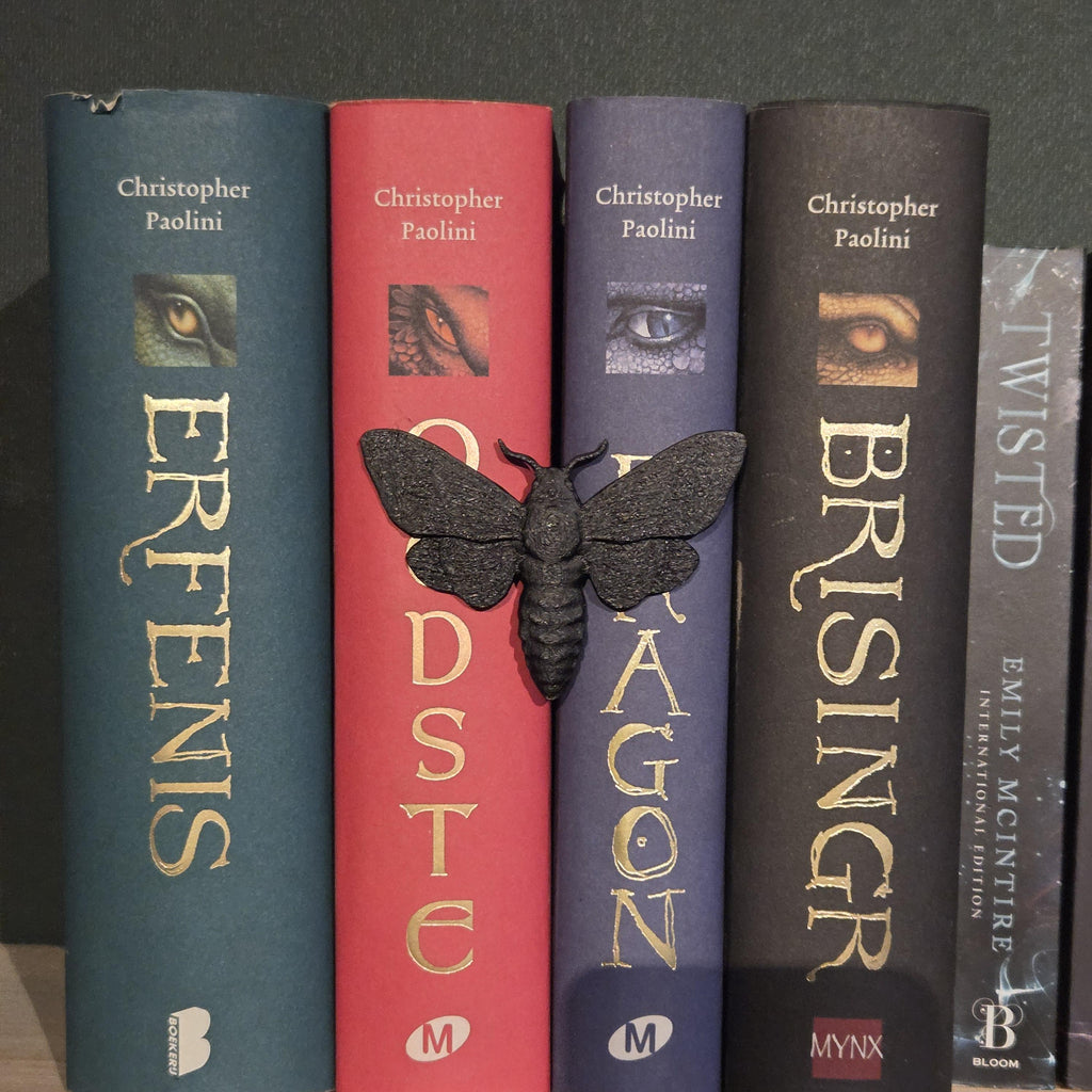 Schwarzmotte Buchumarmung – Fantasy-Begleiter, der sich um den Rücken deines Buches schmiegt | Fantasy-Bücherregal-Wächter
