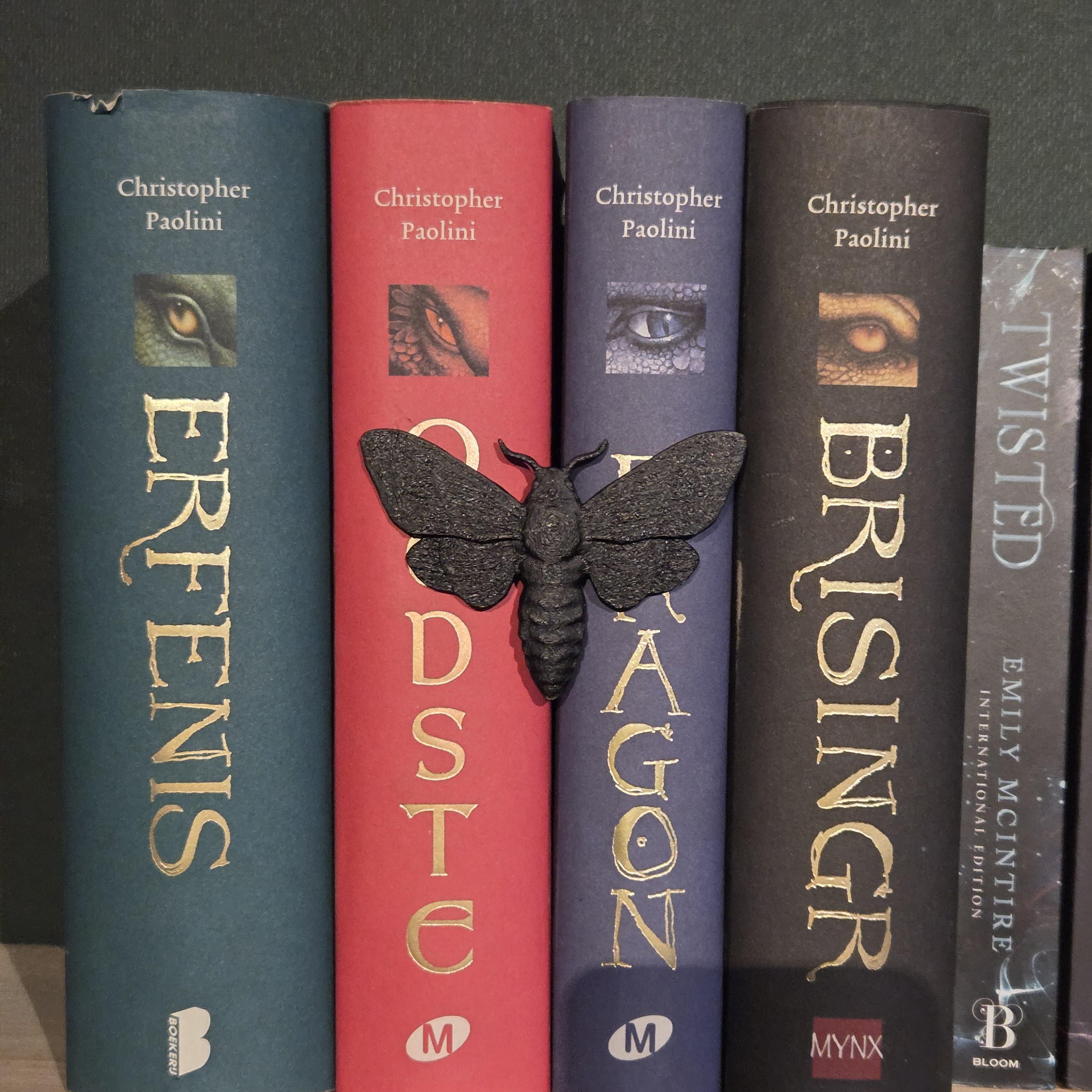 Schwarzmotte Buchumarmung – Fantasy-Begleiter, der sich um den Rücken deines Buches schmiegt | Fantasy-Bücherregal-Wächter