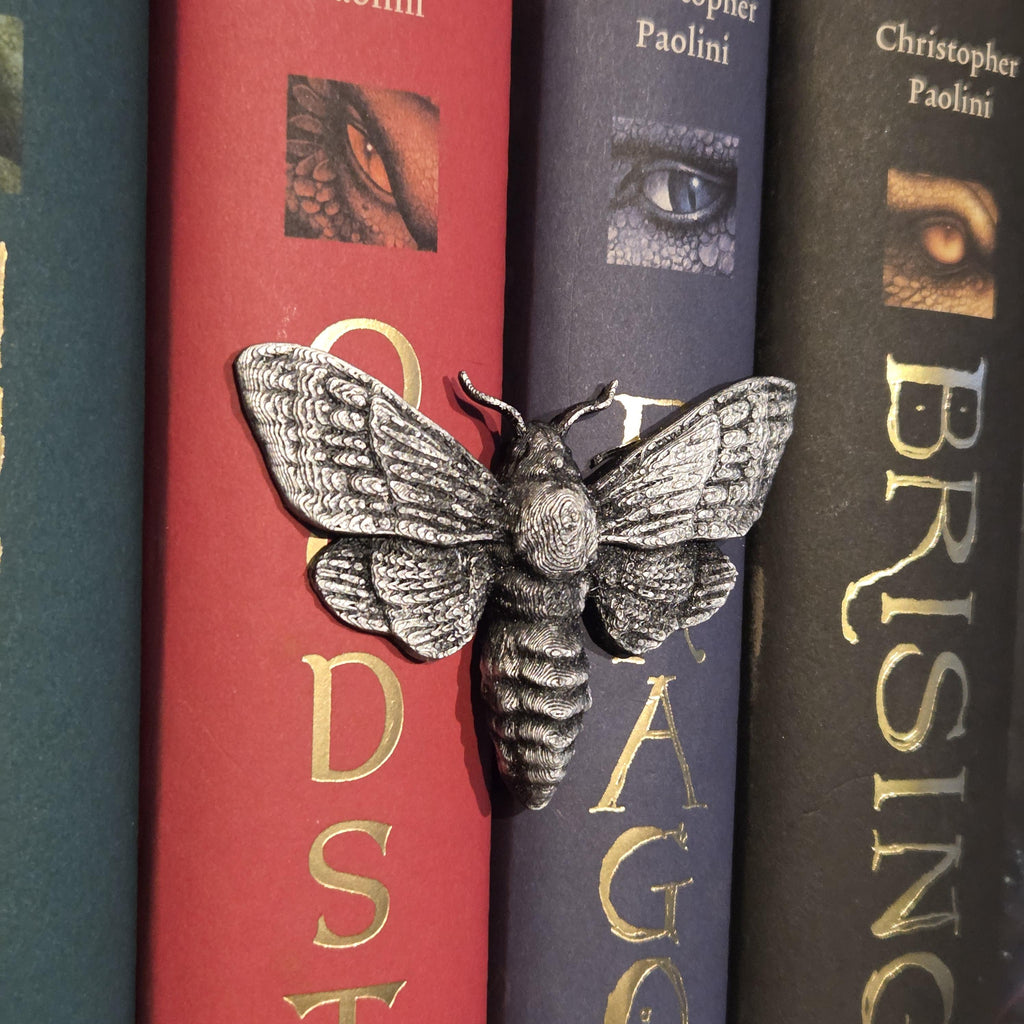 Schwarzmotte Buchumarmung – Fantasy-Begleiter, der sich um den Rücken deines Buches schmiegt | Fantasy-Bücherregal-Wächter