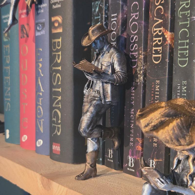 Mysteriöse Cowboy-Leser-Figur – Dark Fantasy Miniatur – Bücherregal-Deko für Buchliebhaber – Gothic-Wohnkultur