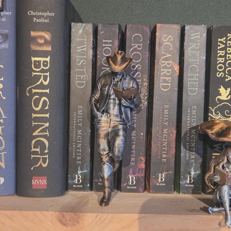 Mysteriöse Cowboy-Leser-Figur – Dark Fantasy Miniatur – Bücherregal-Deko für Buchliebhaber – Gothic-Wohnkultur
