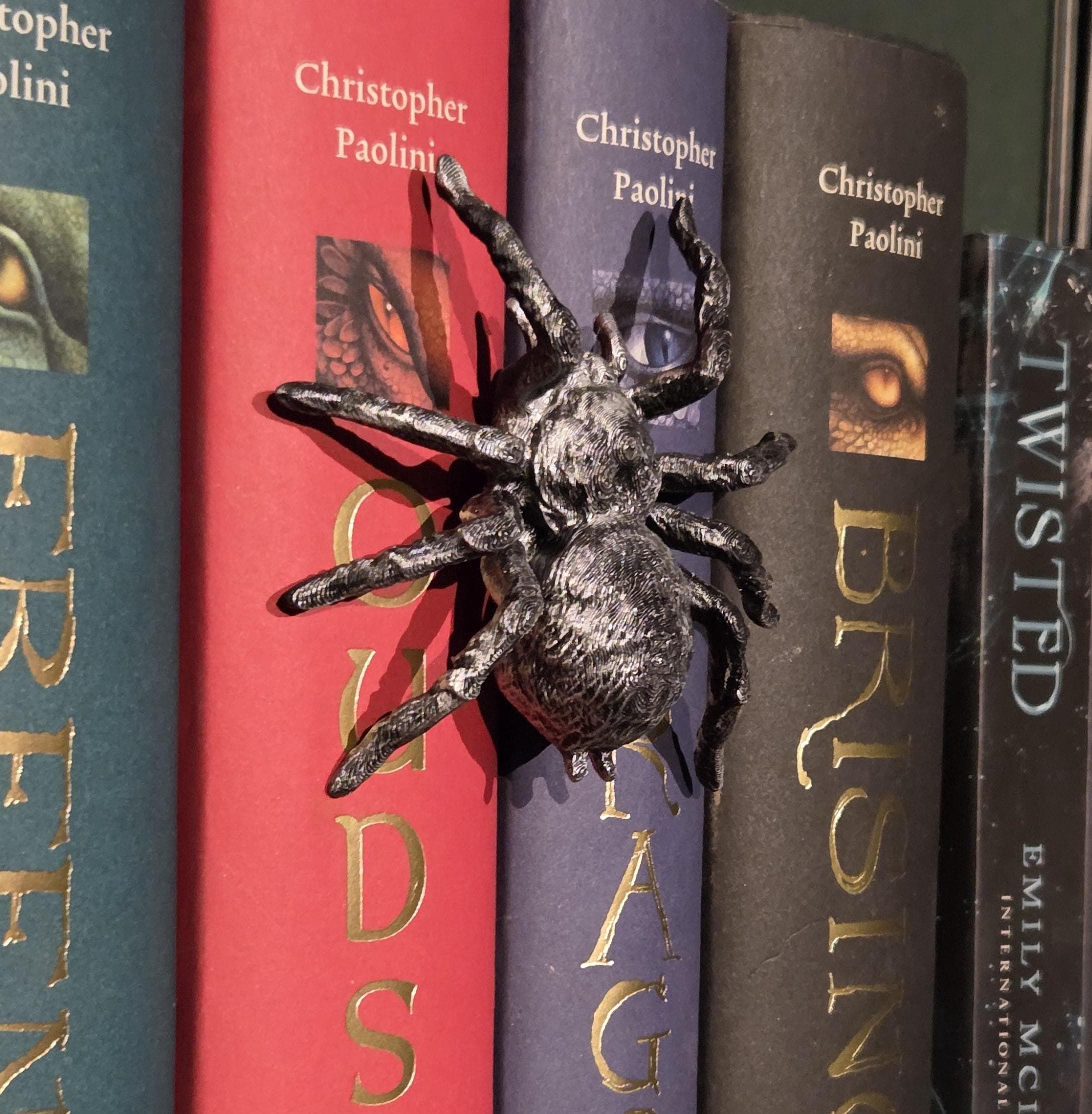 Silberspinne Spinehugger – Fantasy-Begleiter, der sich um den Buchrücken schmiegt | Fantasy-Bücherregal-Wächter