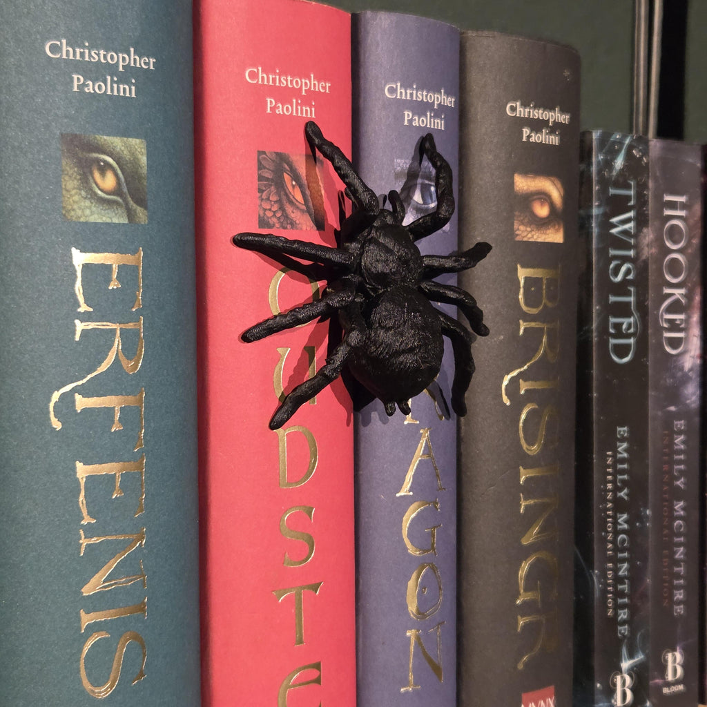 Silberspinne Spinehugger – Fantasy-Begleiter, der sich um den Buchrücken schmiegt | Fantasy-Bücherregal-Wächter