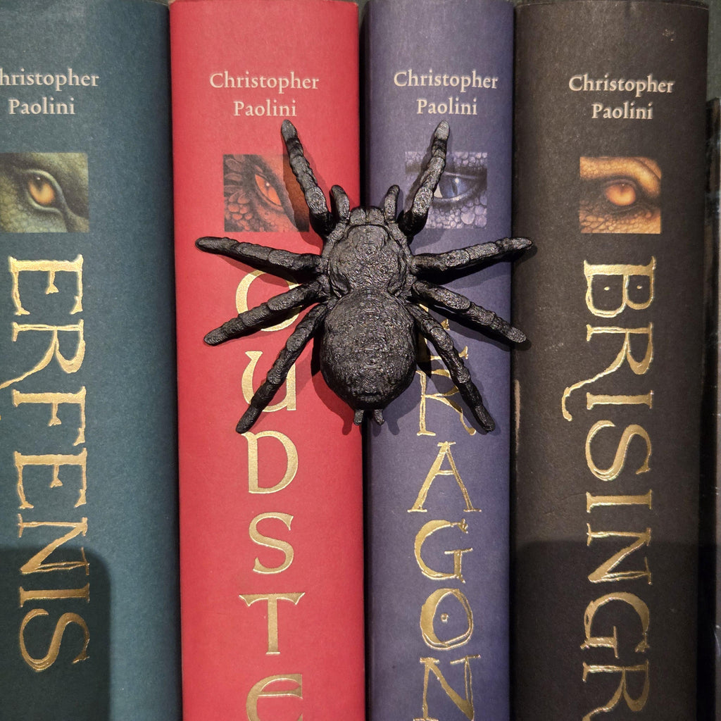 Silberspinne Spinehugger – Fantasy-Begleiter, der sich um den Buchrücken schmiegt | Fantasy-Bücherregal-Wächter