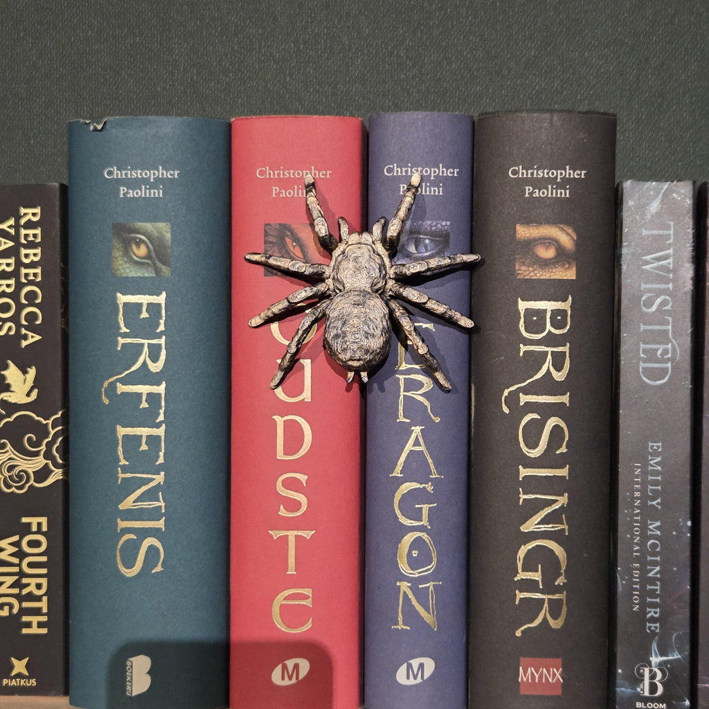 Silberspinne Spinehugger – Fantasy-Begleiter, der sich um den Buchrücken schmiegt | Fantasy-Bücherregal-Wächter