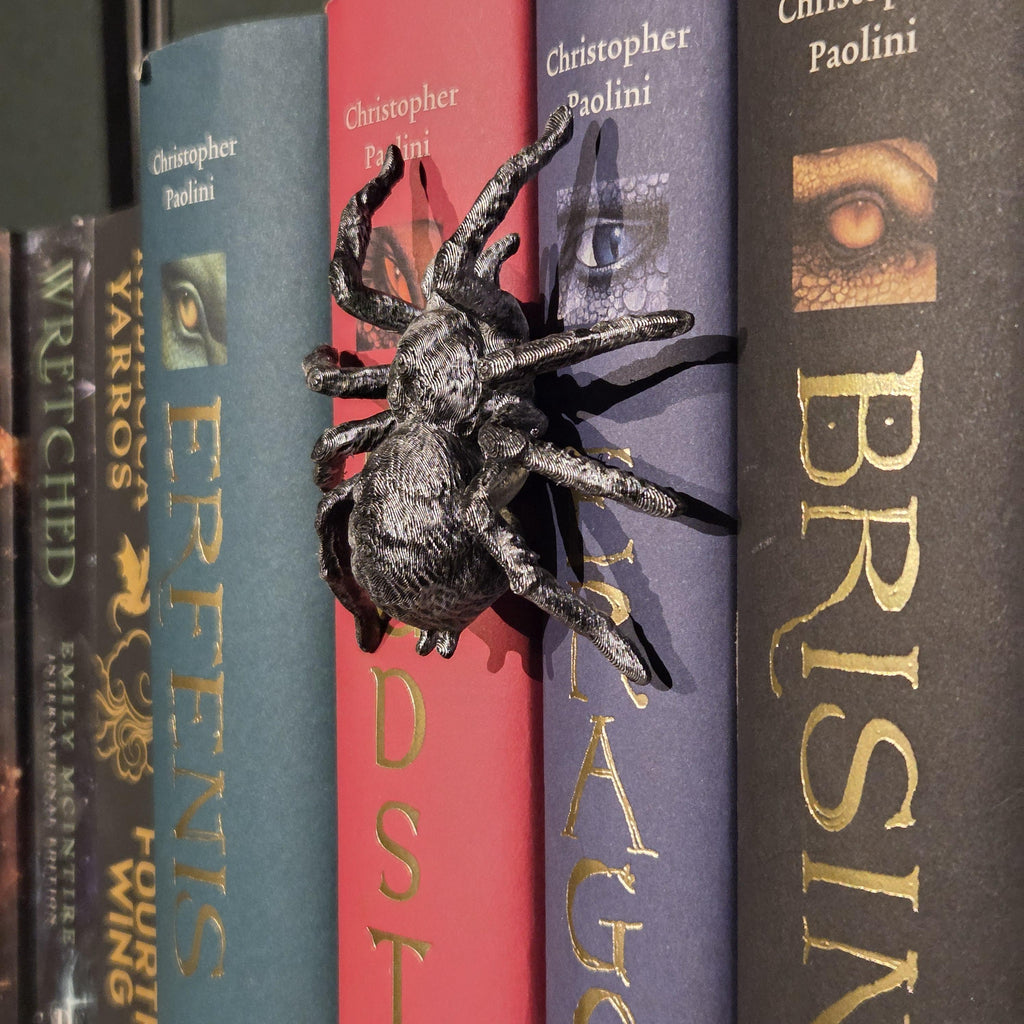 Schwarze Spinnte Spinehugger – Fantasy-Gefährte, der sich um den Buchrücken schmiegt | Fantasy-Bücherregal-Wächter