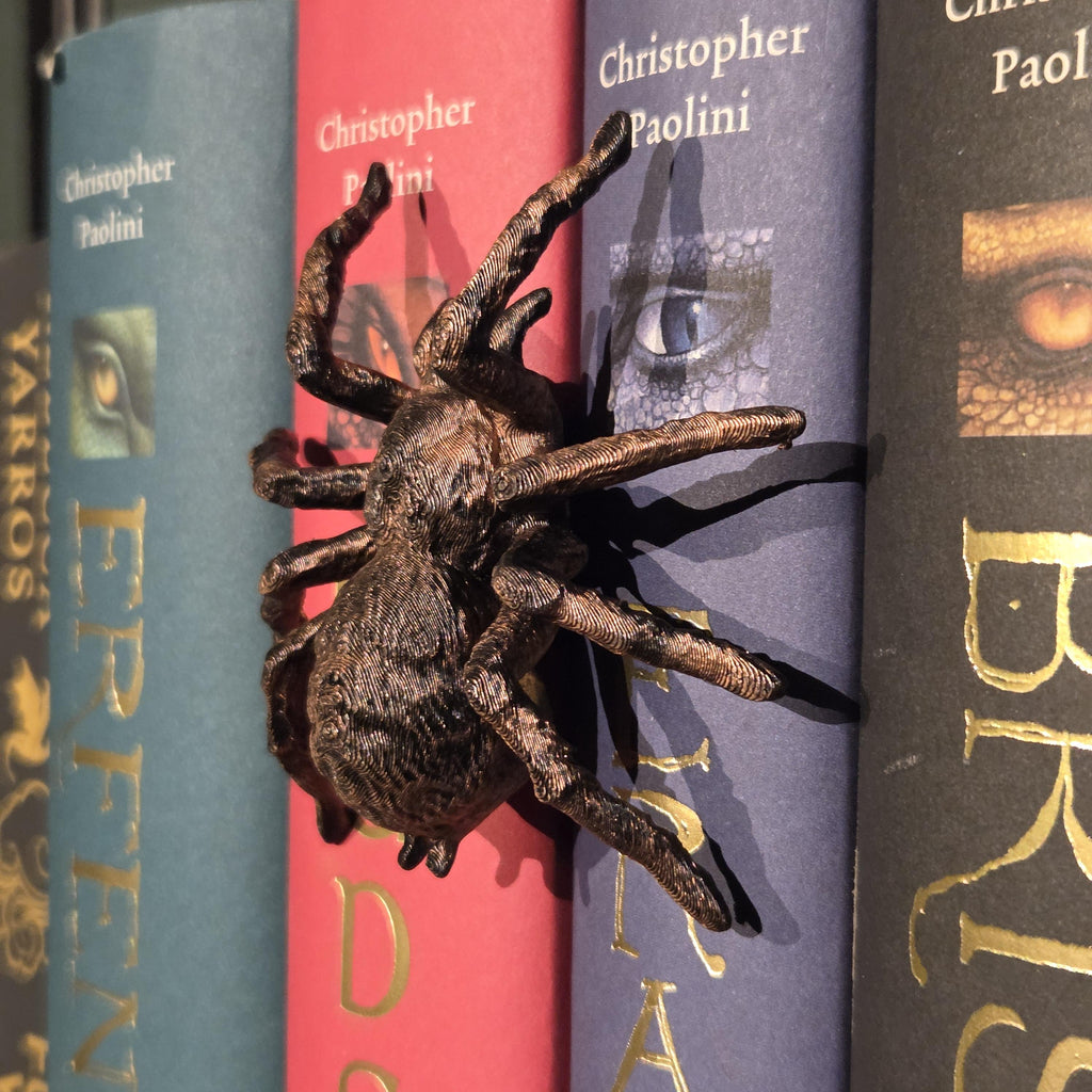 Schwarze Spinnte Spinehugger – Fantasy-Gefährte, der sich um den Buchrücken schmiegt | Fantasy-Bücherregal-Wächter