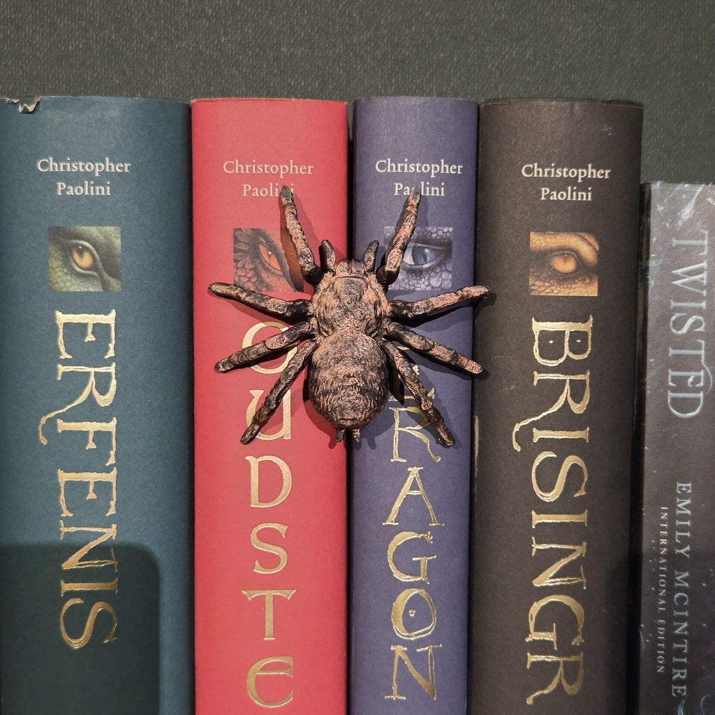Schwarze Spinnte Spinehugger – Fantasy-Gefährte, der sich um den Buchrücken schmiegt | Fantasy-Bücherregal-Wächter