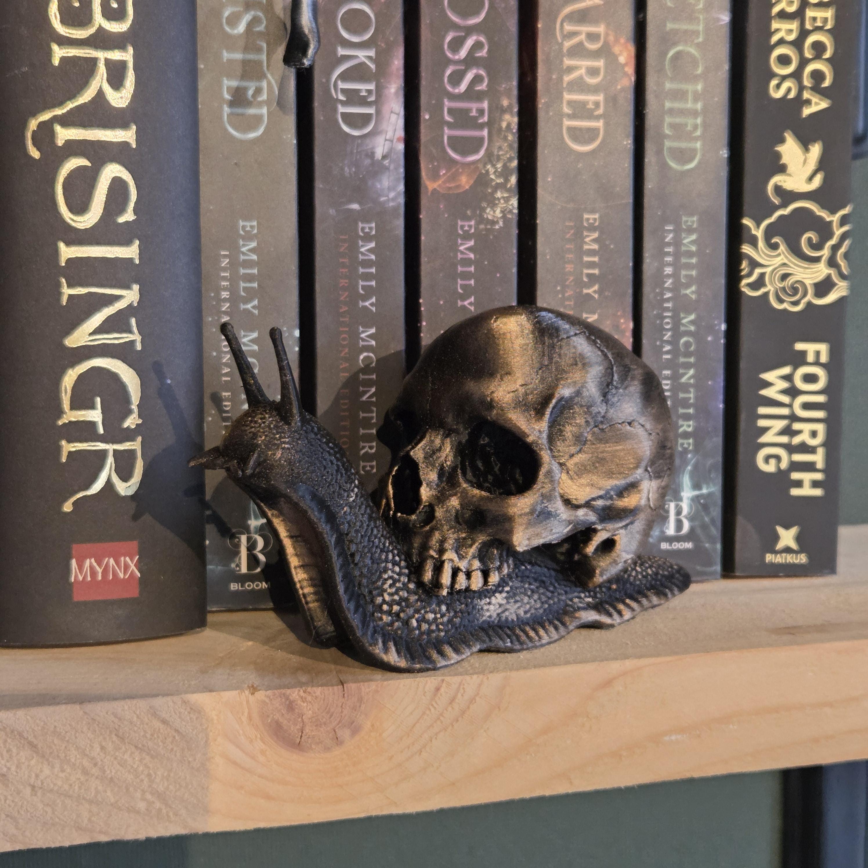Schädel-Schnecken-Figur – Gothic-Bücherregal-Deko – Dark-Fantasy-Schädel-Skulptur – Gruselige Heimdekoration – Gothic-Geschenk