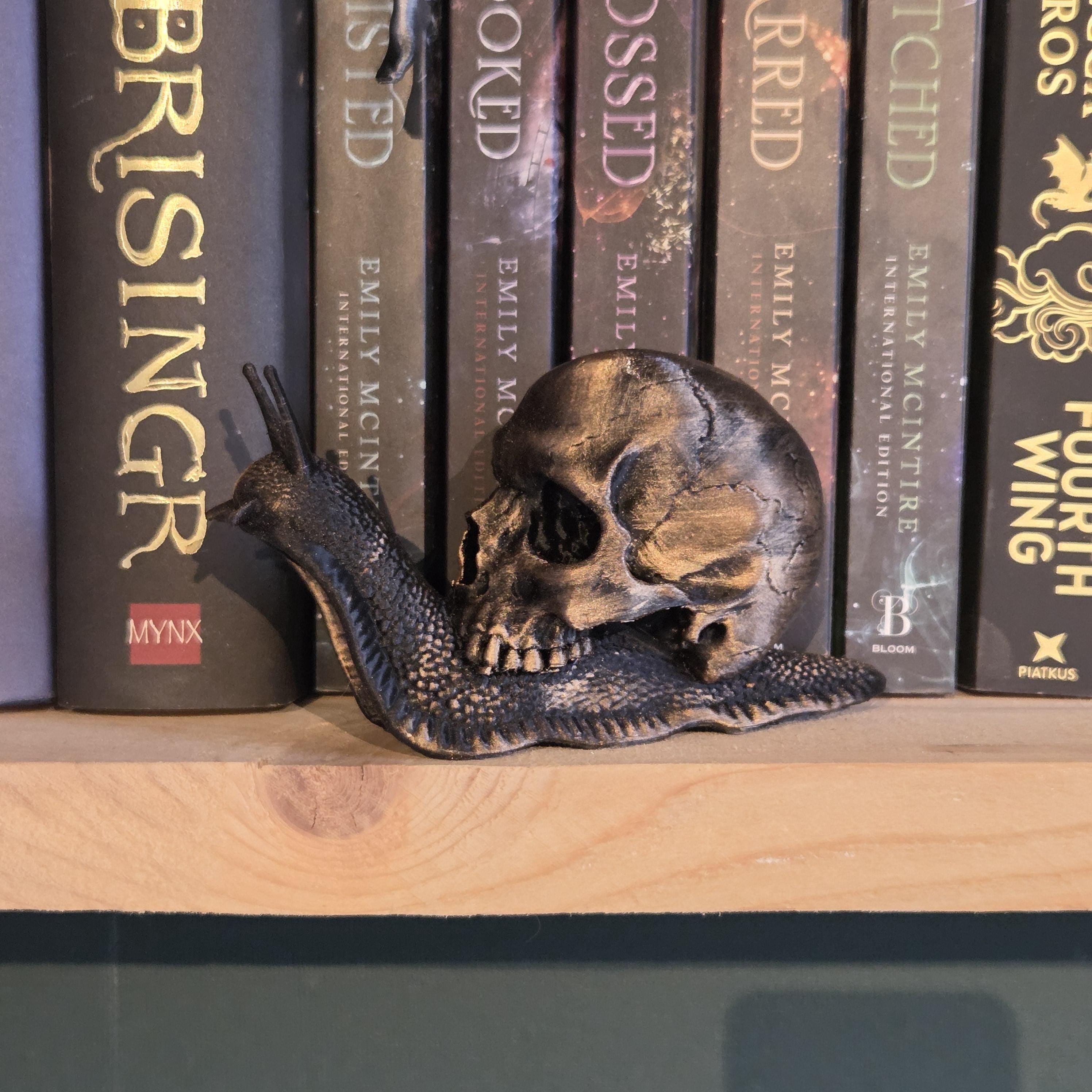 Schädel-Schnecken-Figur – Gothic-Bücherregal-Deko – Dark-Fantasy-Schädel-Skulptur – Gruselige Heimdekoration – Gothic-Geschenk