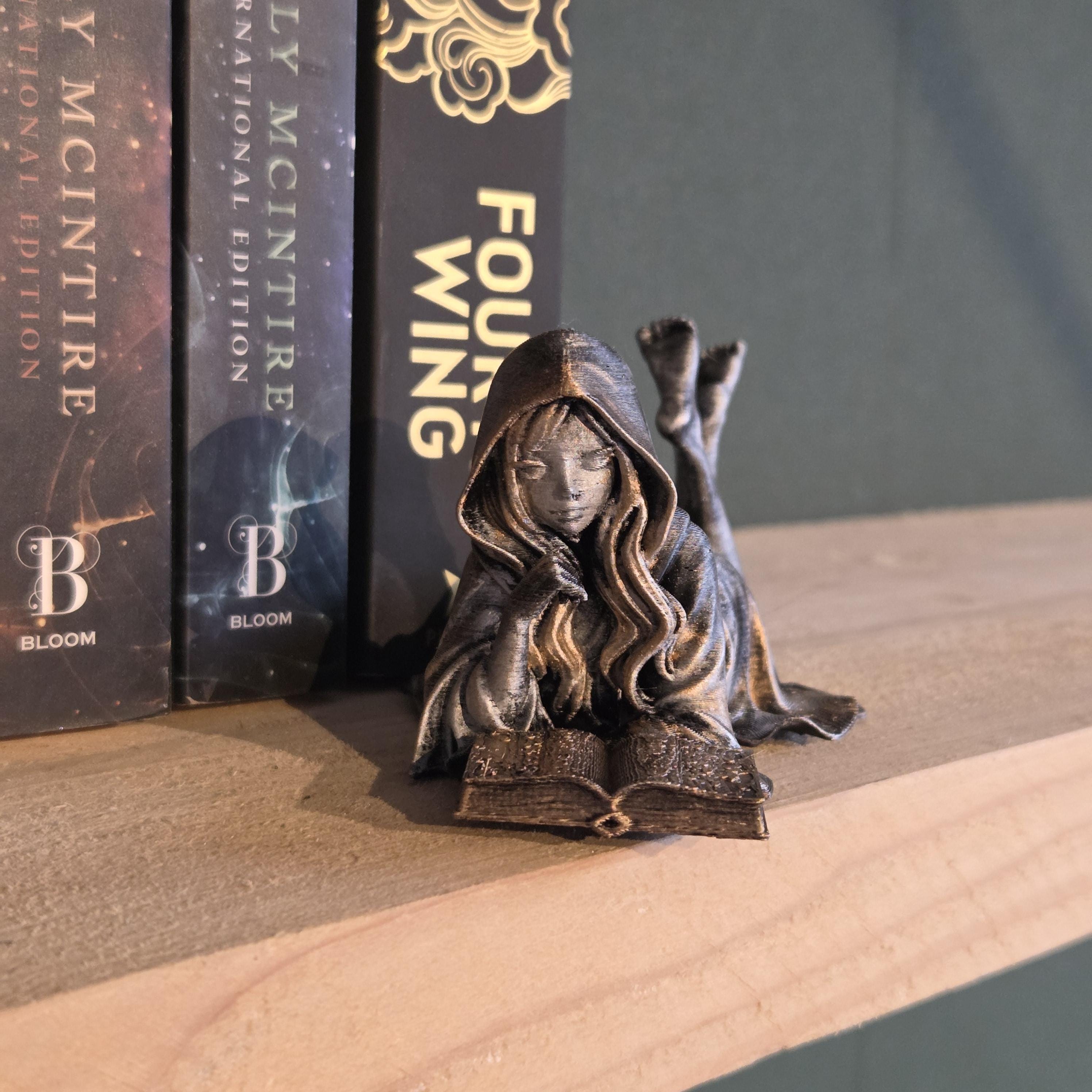 Sexy Lese-Elfenfigur – Dark Fantasy Bücherregal-Deko – Gothic Elfenminiatur – Buchliebhaber-Geschenk – Fantasy Wohnkultur