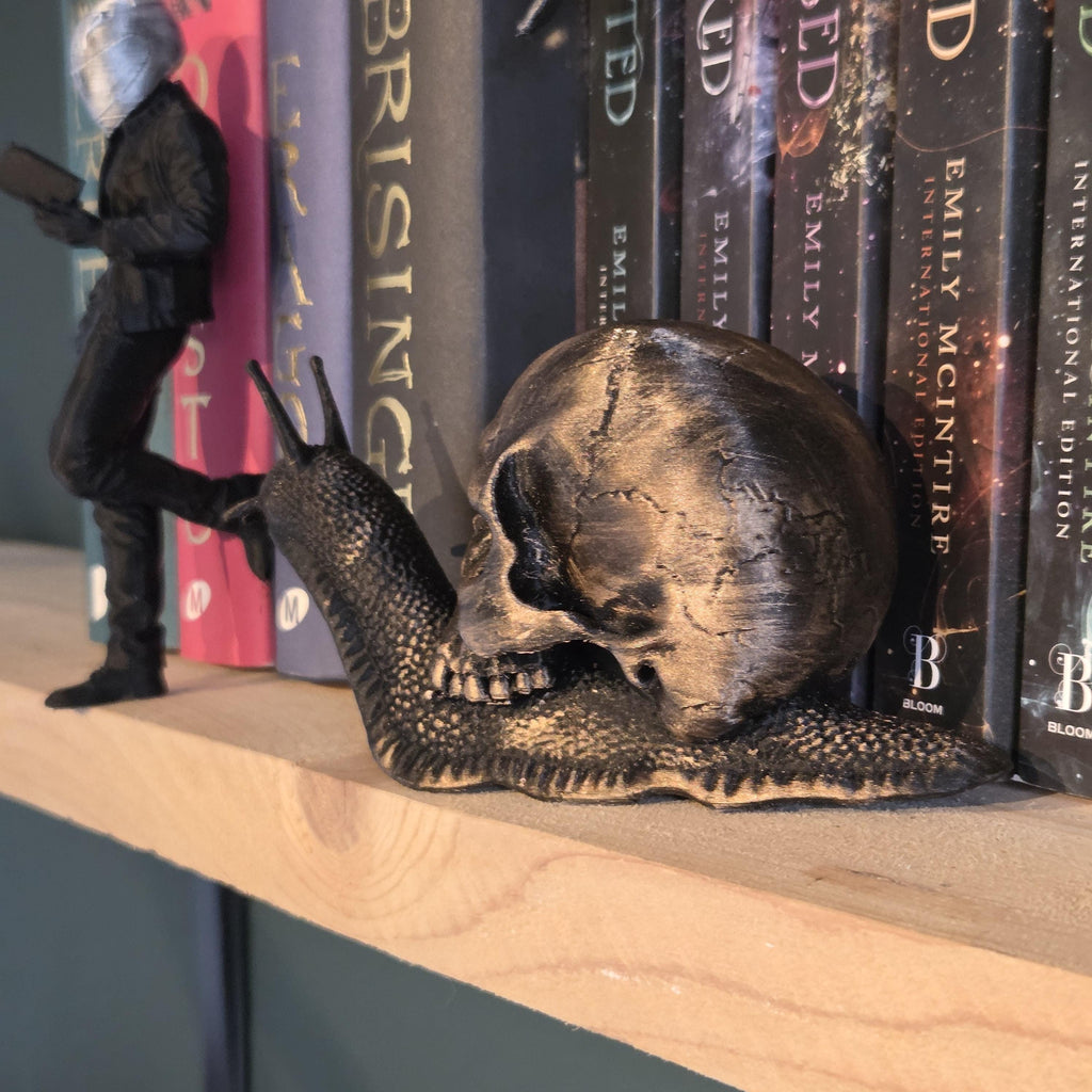 Schädel-Schnecken-Figur – Gothic-Bücherregal-Deko – Dark-Fantasy-Schädel-Skulptur – Gruselige Heimdekoration – Gothic-Geschenk