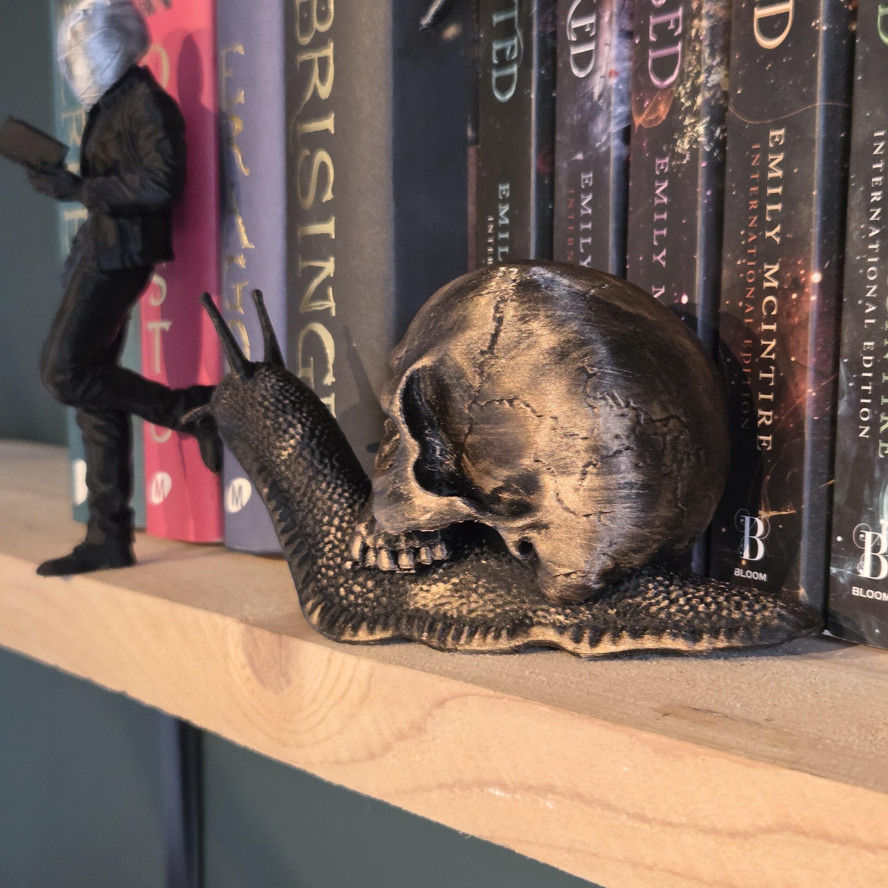 Schädel-Schnecken-Figur – Gothic-Bücherregal-Deko – Dark-Fantasy-Schädel-Skulptur – Gruselige Heimdekoration – Gothic-Geschenk