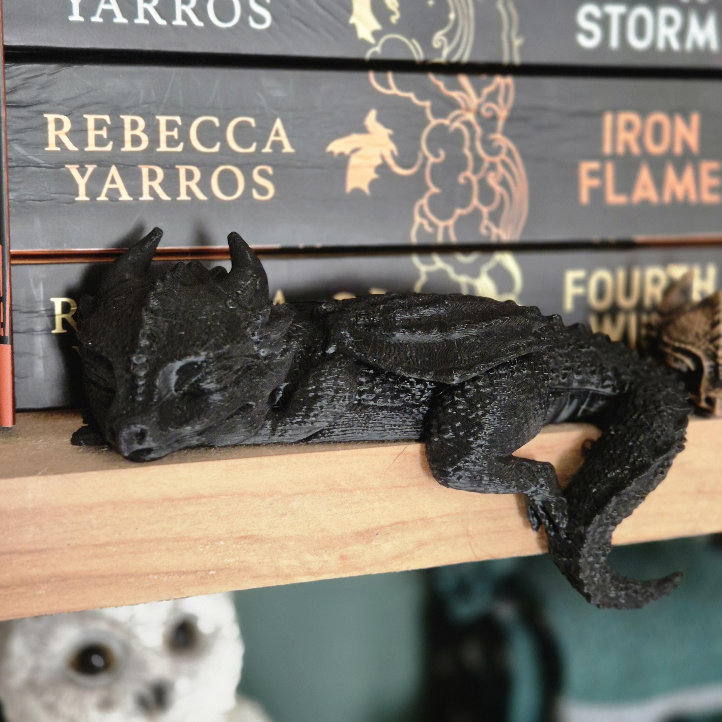 Bücherregal-Dekoration: Schlafende Andarna-Drachenfigur – inspiriert von Onyx Storm (Empyrean-Serie)