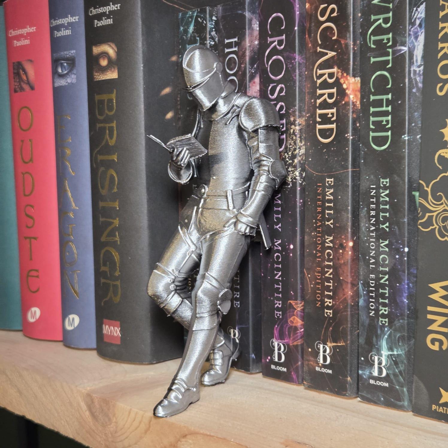 Medieval Knight Book Nook – Armored Book Lover Figurine – Fantasy Bookshelf Decor – Unique Gift for Readers