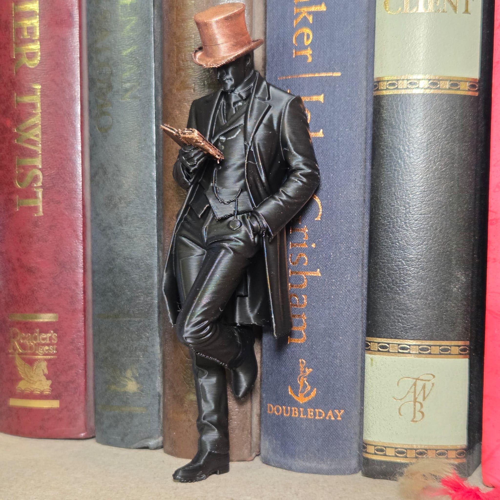 Victorian Gentleman Reading a Book – Bookish Statue for Library & Bookshelf Decor
