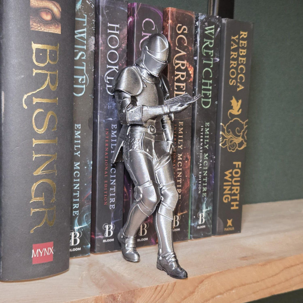 Medieval Knight Book Nook – Armored Book Lover Figurine – Fantasy Bookshelf Decor – Unique Gift for Readers