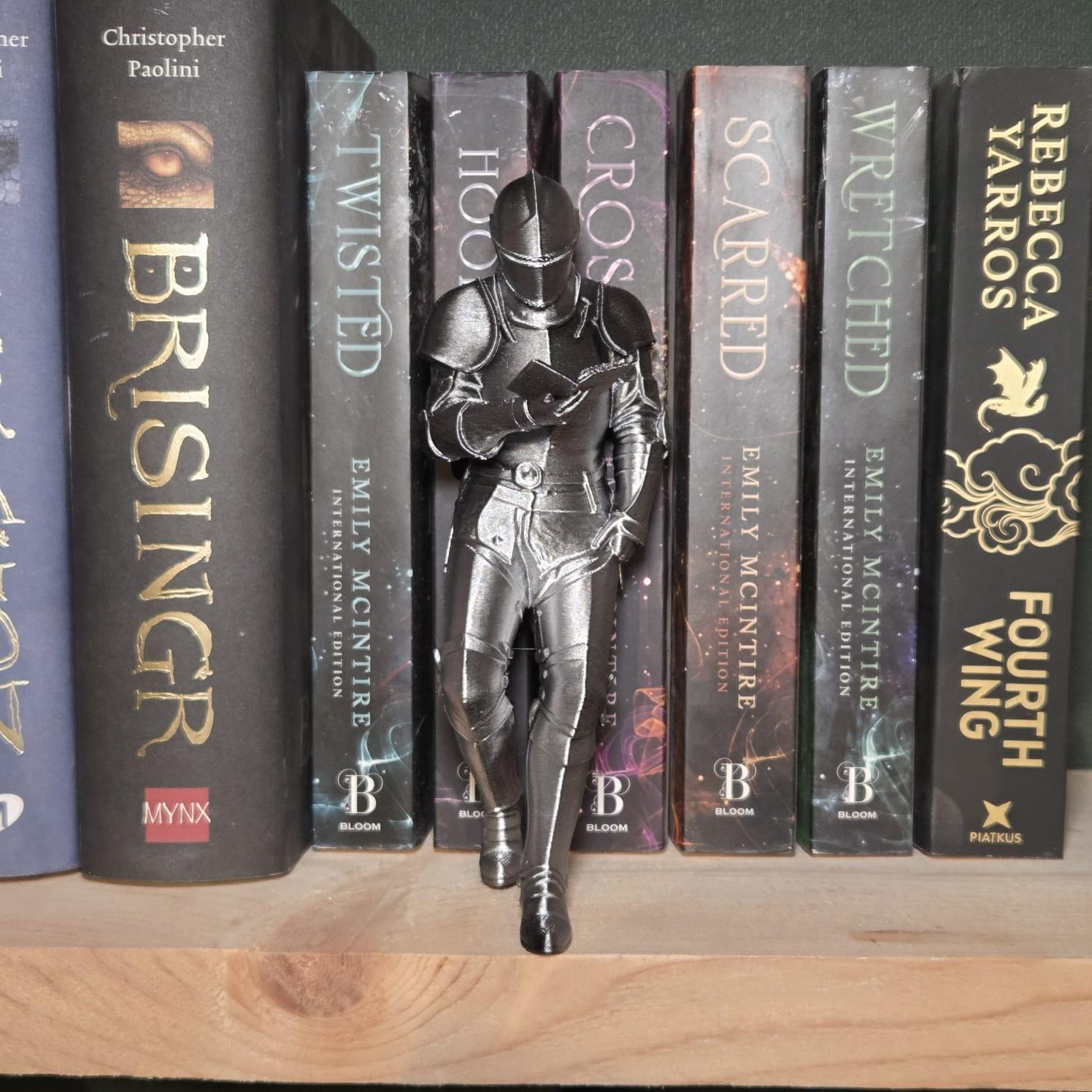 Medieval Knight Book Nook – Armored Book Lover Figurine – Fantasy Bookshelf Decor – Unique Gift for Readers