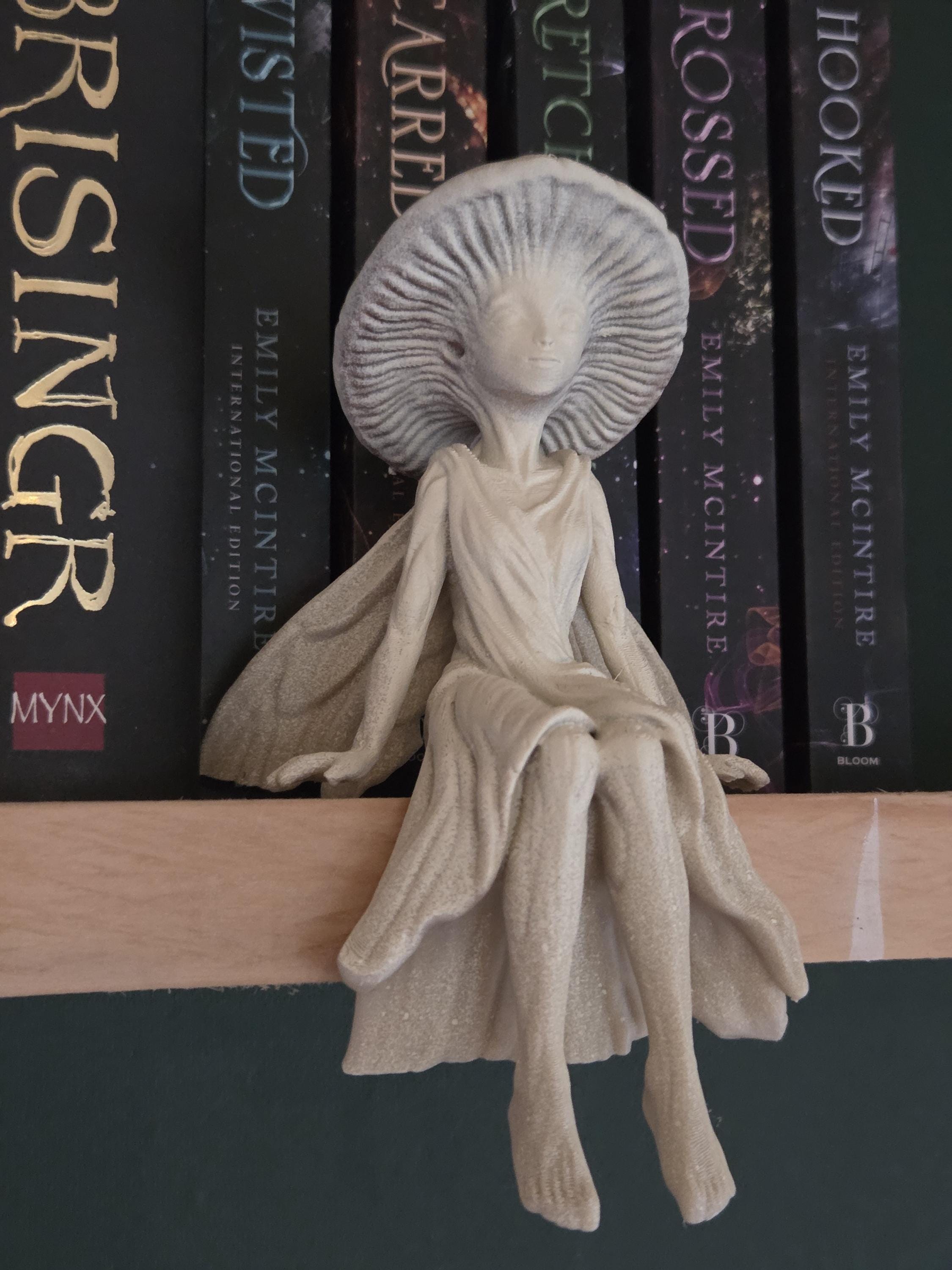 Pilz-Elfen-Bücherregal-Sitter | Fantasy-Buchdeko | Dark Academia Regal-Deko | Cottagecore Fee | Booktok Geschenk | 3D-gedruckte Figur
