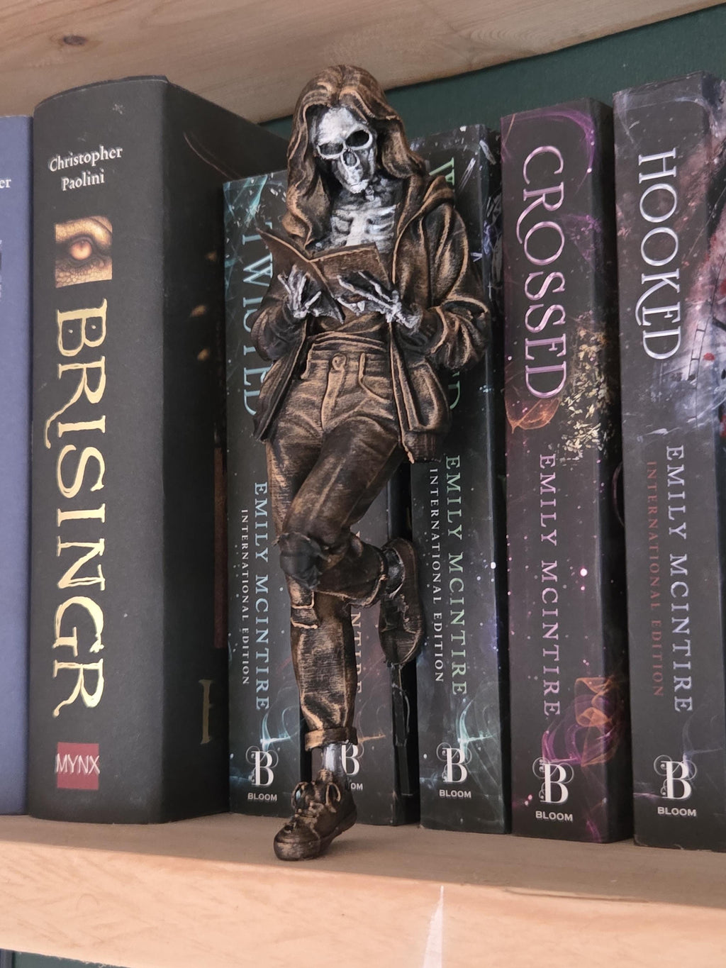 Skelett Buchliebhaber Figur | Gotische Bücherregal-Deko | Leser-Statue | Dark Academia Deko | Gruselige Bücherregal-Accessoire