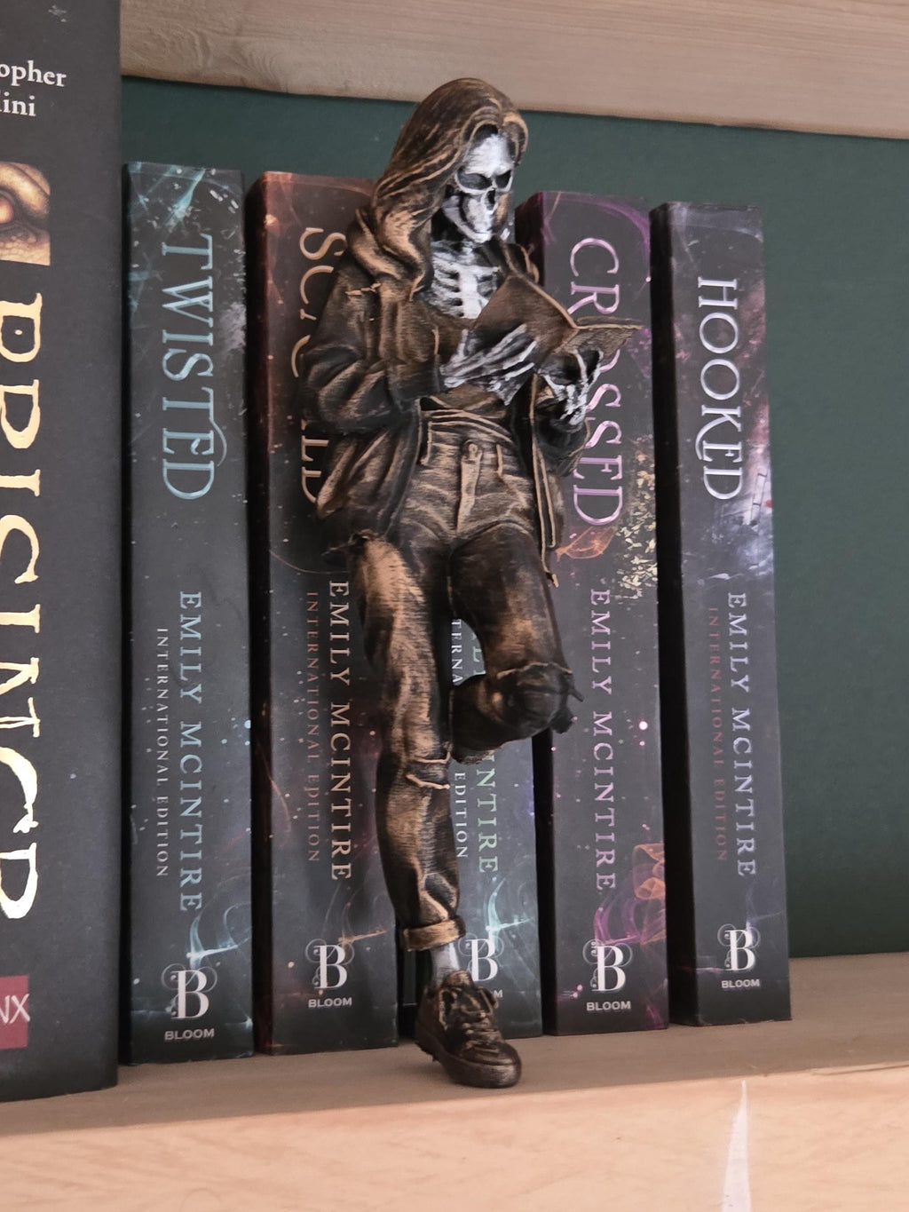 Skelett Buchliebhaber Figur | Gotische Bücherregal-Deko | Leser-Statue | Dark Academia Deko | Gruselige Bücherregal-Accessoire