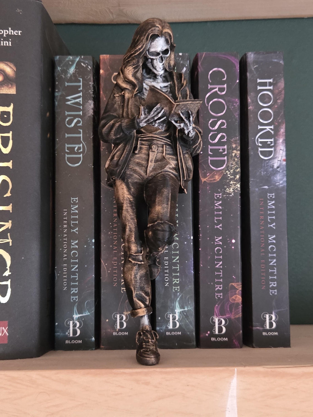 Skelett Buchliebhaber Figur | Gotische Bücherregal-Deko | Leser-Statue | Dark Academia Deko | Gruselige Bücherregal-Accessoire