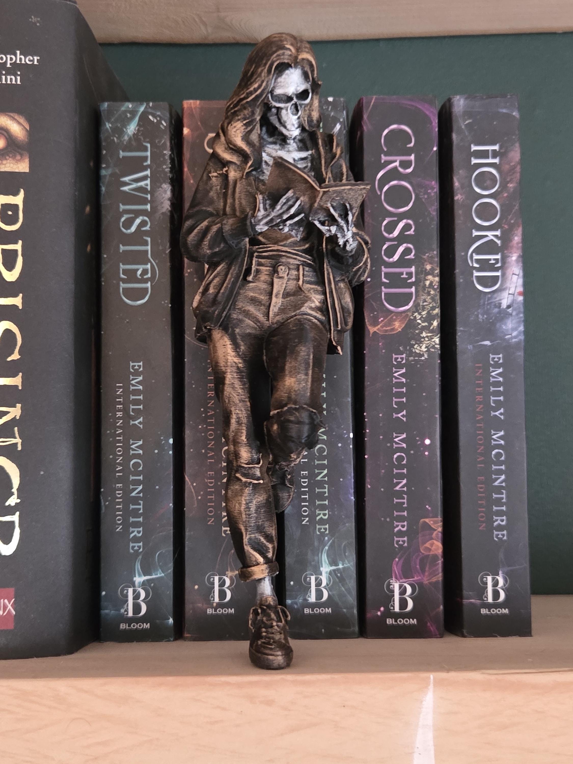 Skelett Buchliebhaber Figur | Gotische Bücherregal-Deko | Leser-Statue | Dark Academia Deko | Gruselige Bücherregal-Accessoire