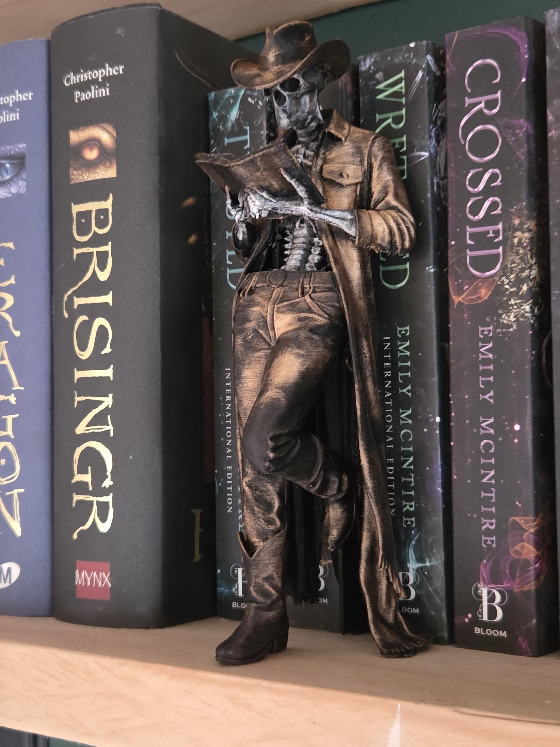 Skelett Cowboy Buchstütze | Gothic Bücherregal Deko | Western Totenkopf Figur | Buchliebhaber Geschenk | Dark Academia Deko