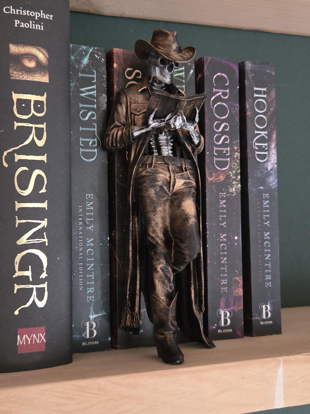 Skelett Cowboy Buchstütze | Gothic Bücherregal Deko | Western Totenkopf Figur | Buchliebhaber Geschenk | Dark Academia Deko
