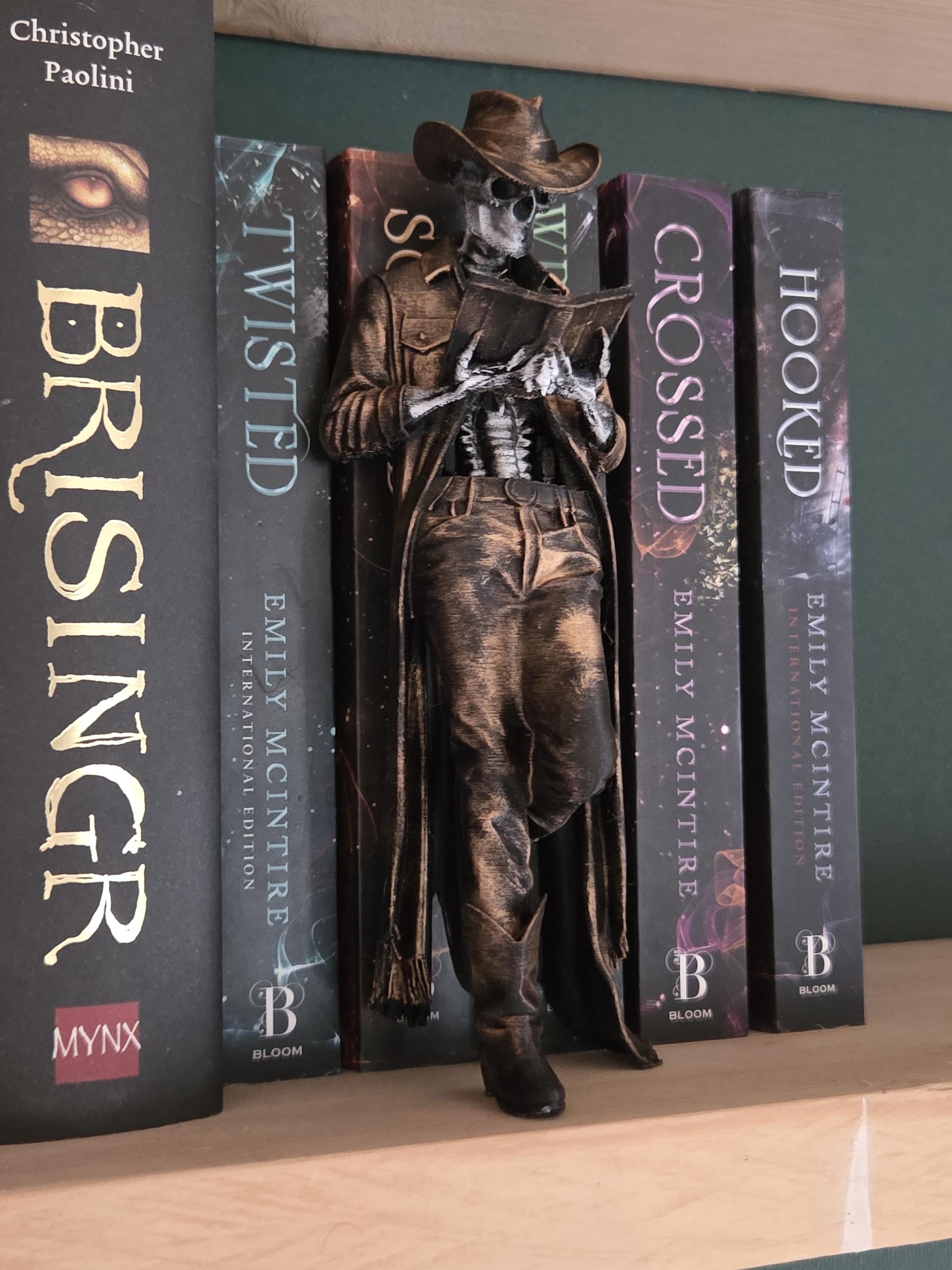 Skelett Cowboy Buchstütze | Gothic Bücherregal Deko | Western Totenkopf Figur | Buchliebhaber Geschenk | Dark Academia Deko